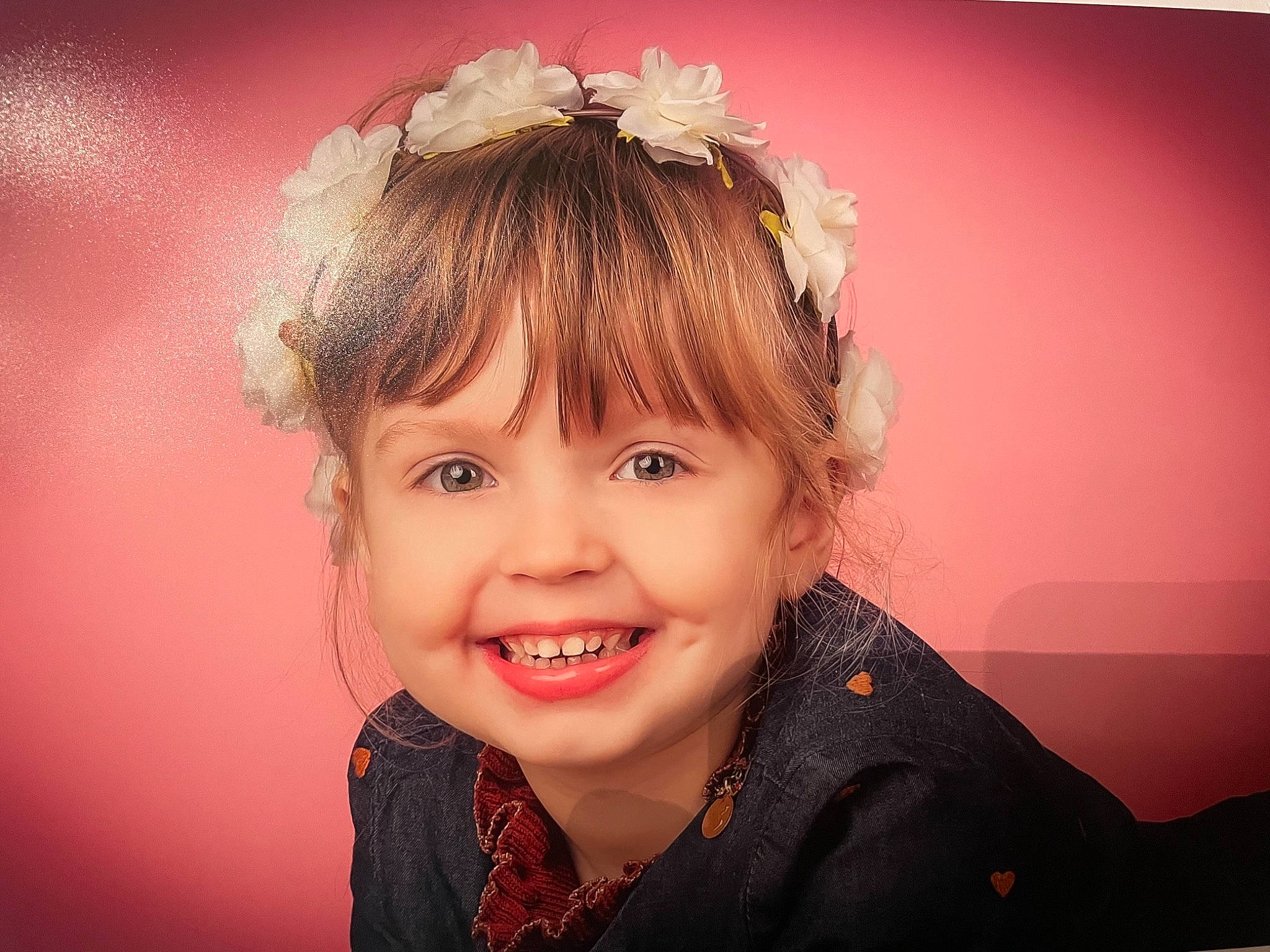 Lilou a rejoint le concours — aidez-le/la à gagner de superbes lots ! beauty, black_hair, brown_hair, cheek, ear, eyelash, flash_photography, fun, happy, headgear, headpiece, iris, joy, lip, magenta, person, pink, skin, sleeve, smile