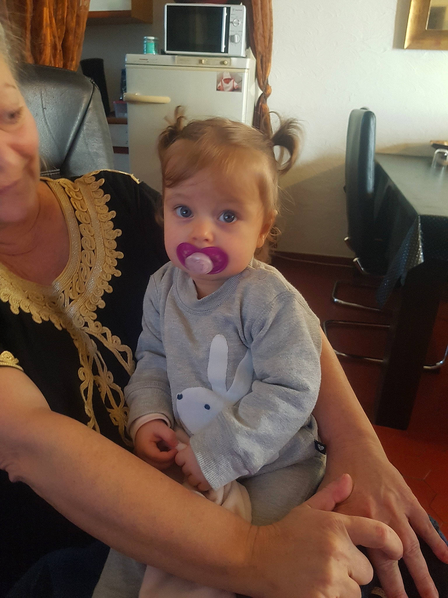 Emmie participe au concours pour gagner de l'argent avec cette photo : arm, child, day, ear, finger, fun, girl, hair, hand, head, human_hair_color, infant, leg, organ, person, product, sitting, skin, textile, toddler