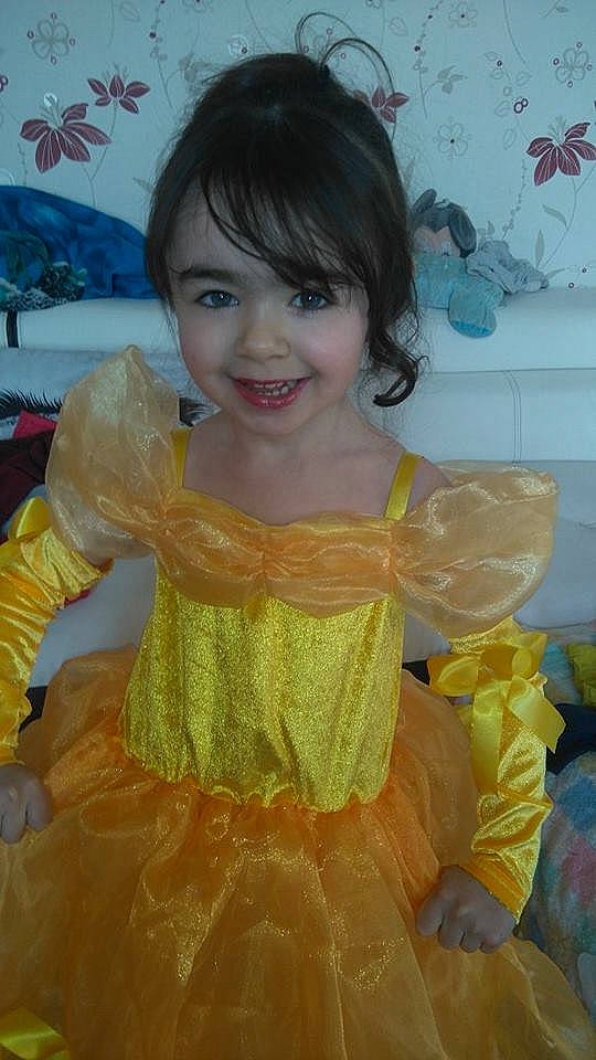 Kylia a rejoint le concours — aidez-le/la à gagner de superbes lots ! child, costume, dress, hairstyle, joy, long_hair, person, smile, toddler, yellow