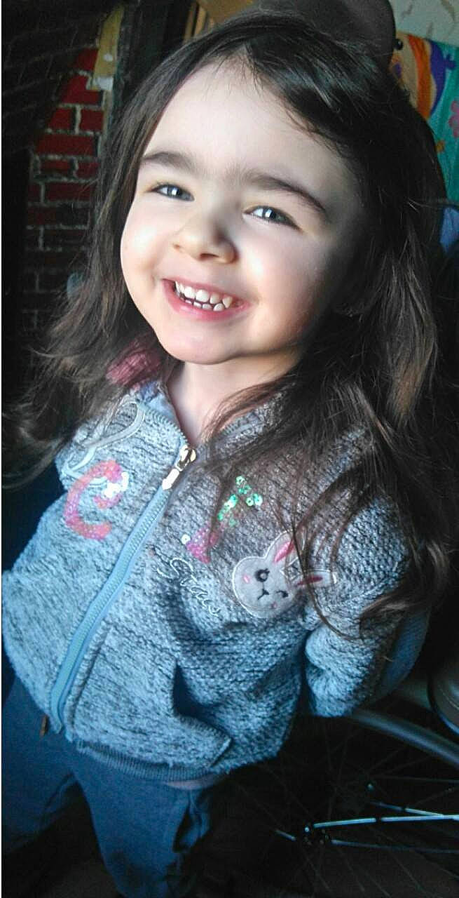 Kylia participe au concours pour gagner de l'argent avec cette photo : beauty, black_hair, brown_hair, cheek, child, child_model, chin, eye, eyebrow, face, fun, hair, hairstyle, joy, lady, lip, long_hair, nose, person, skin