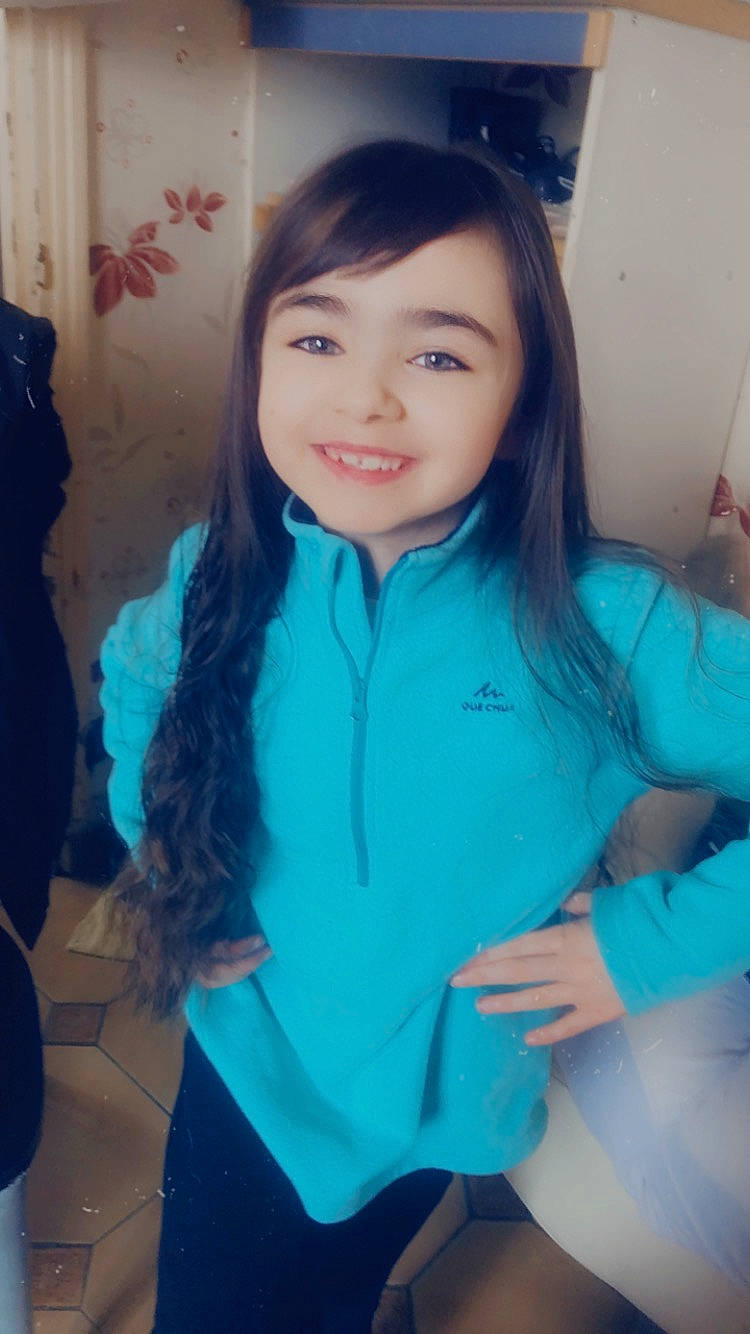 Kylia participe au concours pour gagner de l'argent avec cette photo : bangs, black_hair, cool, eye, face, gesture, hair, hairstyle, happy, head, human_body, joy, long_hair, neck, person, school_uniform, skin, sleeve, smile, textile