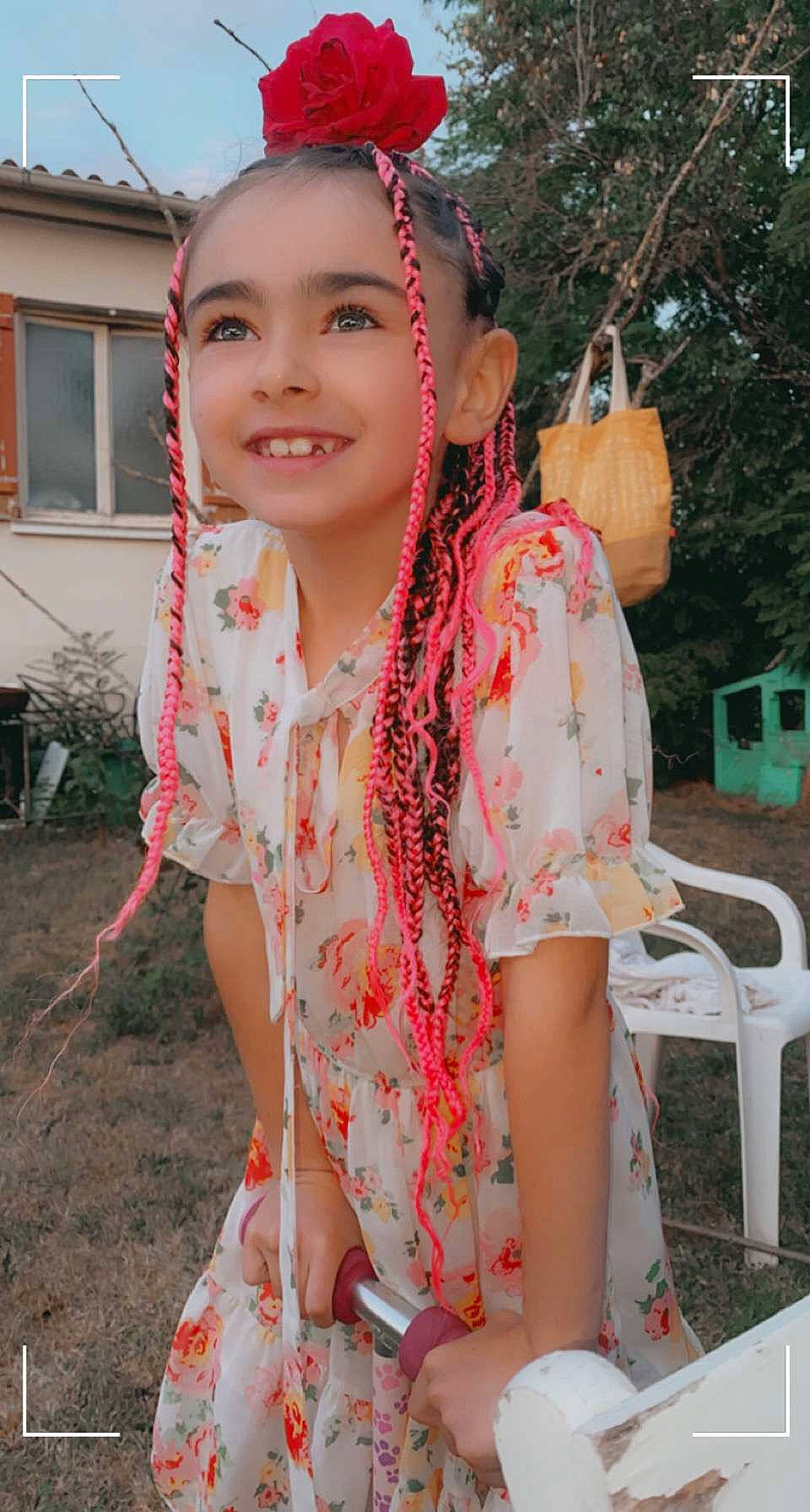Kylia participe au concours pour gagner de l'argent avec cette photo : black_hair, chair, event, eye, fashion_accessory, fun, grass, hairstyle, happy, headwear, jewellery, joy, leisure, long_hair, pattern, person, pink, plant, skin, smile