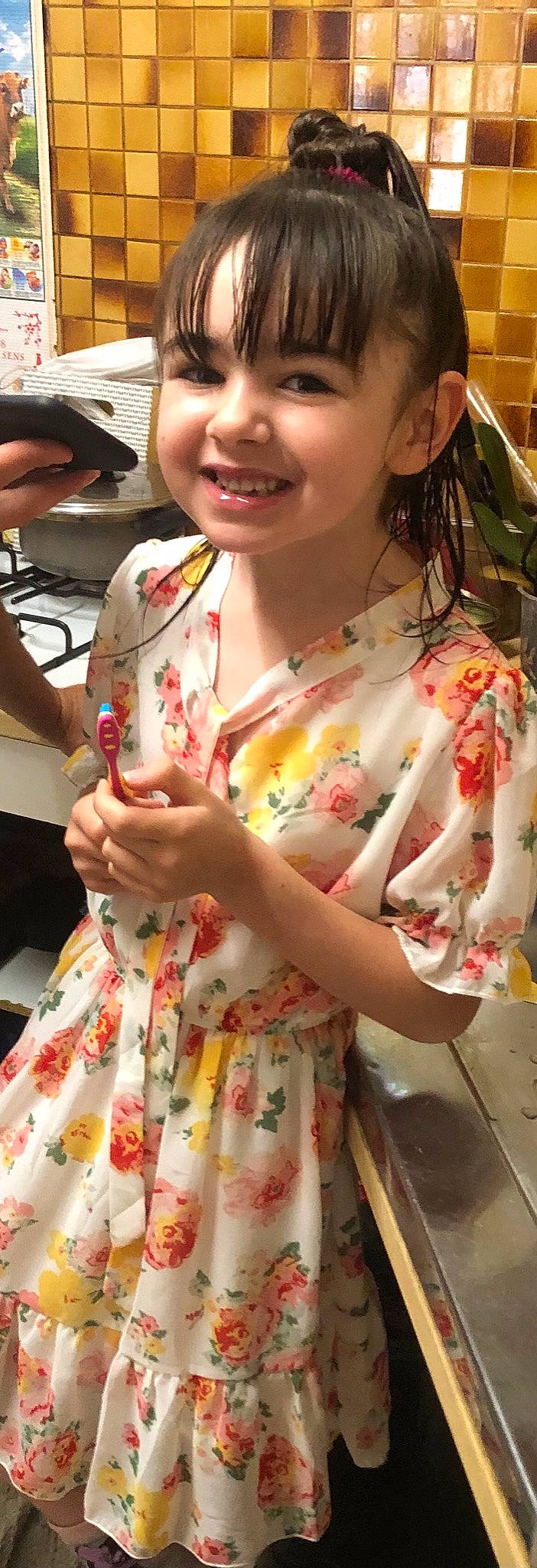 Kylia a rejoint le concours — aidez-le/la à gagner de superbes lots ! bangs, beauty, day_dress, event, eyewear, fashion_design, fun, gesture, hair, hand, happy, jewellery, joy, necklace, pattern, peach, person, skin, sleeve, smile