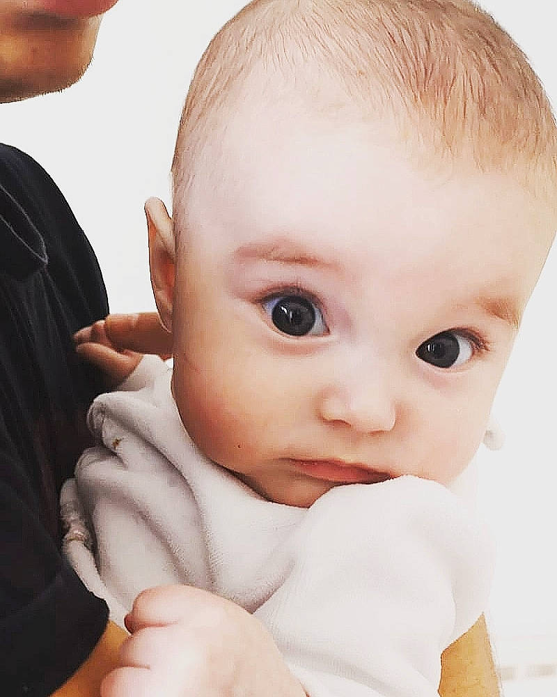 Louise participe au concours pour gagner de l'argent avec cette photo : baby, baby_toddler_clothing, cheek, child, ear, eyebrow, eyelash, finger, forehead, hand, iris, lip, muscle, nail, organ, person, photography, portrait_photography, skin, thumb