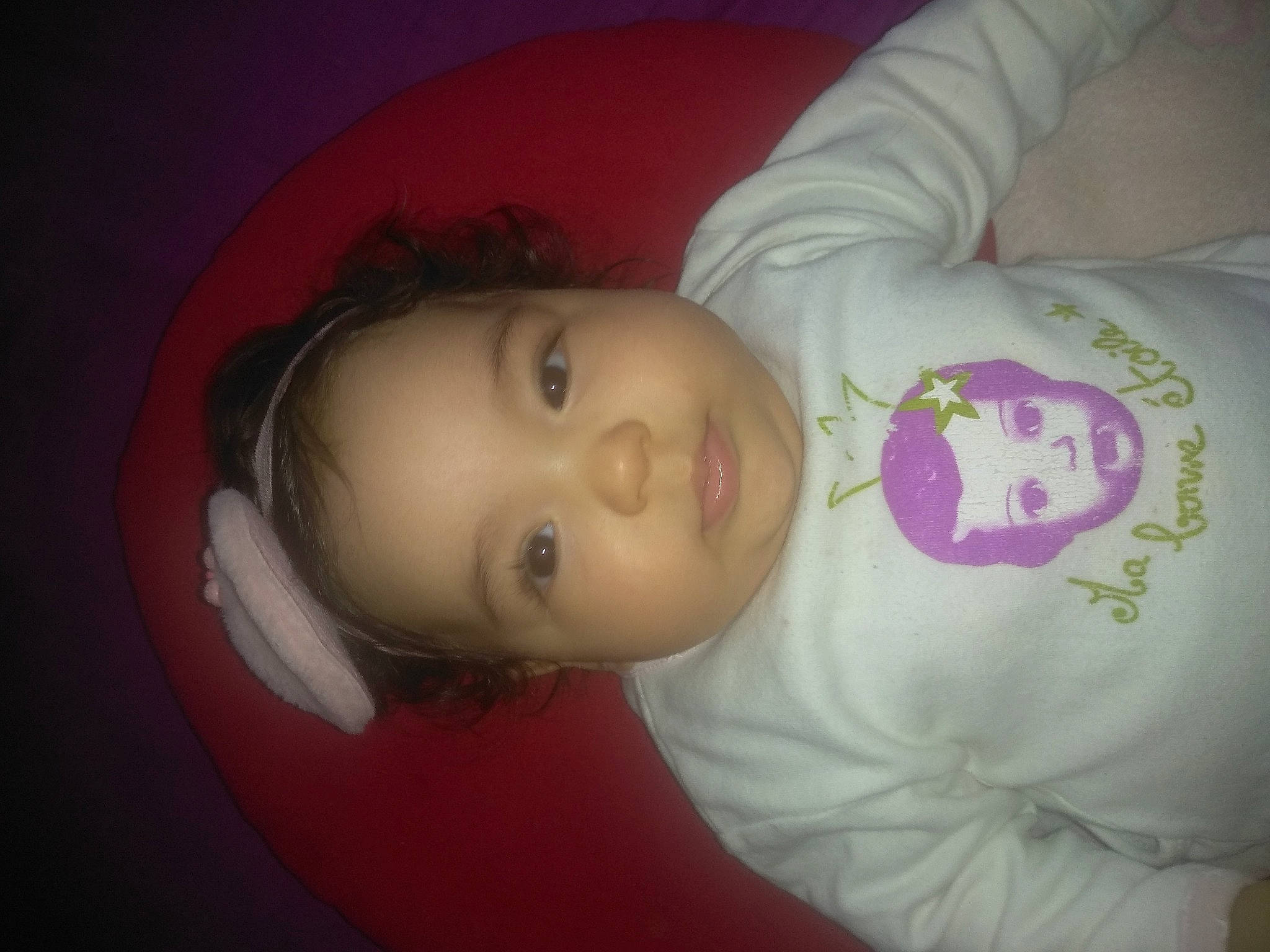 Maria a rejoint le concours — aidez-le/la à gagner de superbes lots ! arm, cheek, chin, ear, eye, eyebrow, eyelash, facial_expression, forehead, head, human_body, iris, lip, mouth, neck, nose, person, pink, skin, sleeve