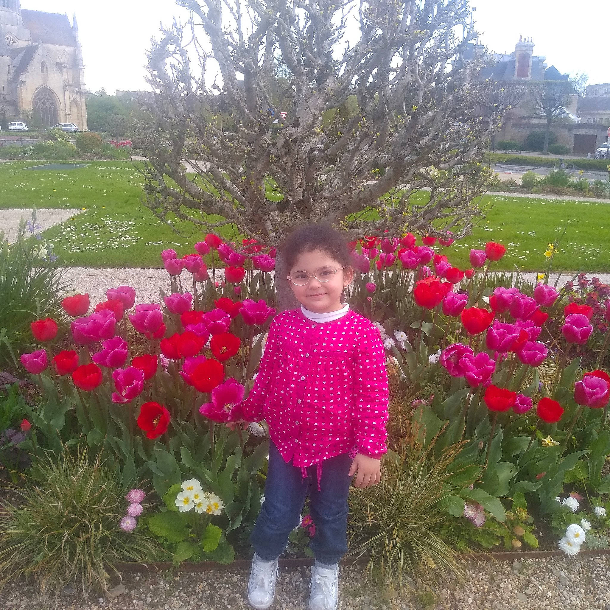 Sofia participe au concours pour gagner de l'argent avec cette photo : botany, building, flower, flowering_plant, grass, groundcover, joy, landscape, leisure, natural_landscape, nature, people_in_nature, person, petal, pink, plant, shrub, sky, smile, tree
