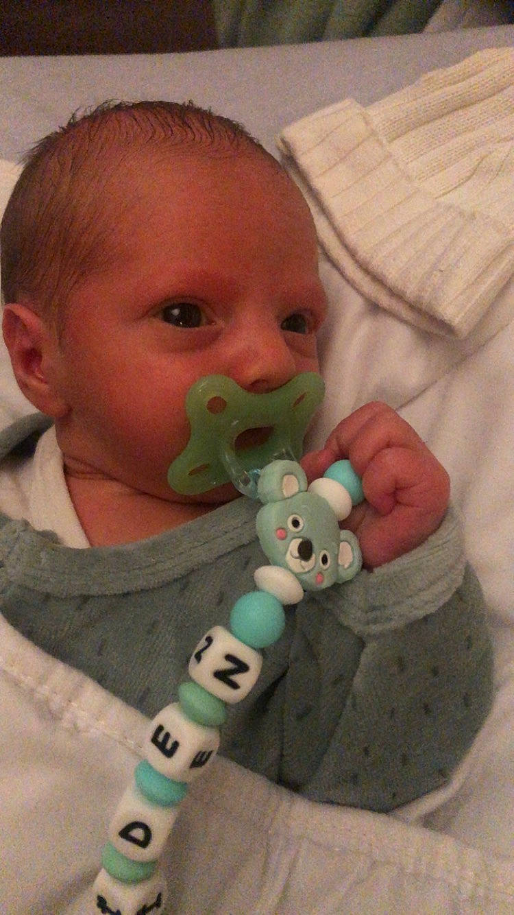 Aïden participe au concours pour gagner de l'argent avec cette photo : baby, baby_products, baby_toddler_clothing, cheek, child, chin, comfort, curious, ear, eyebrow, eyelash, facial_expression, finger, head, iris, linens, mouth, nose, person, skin