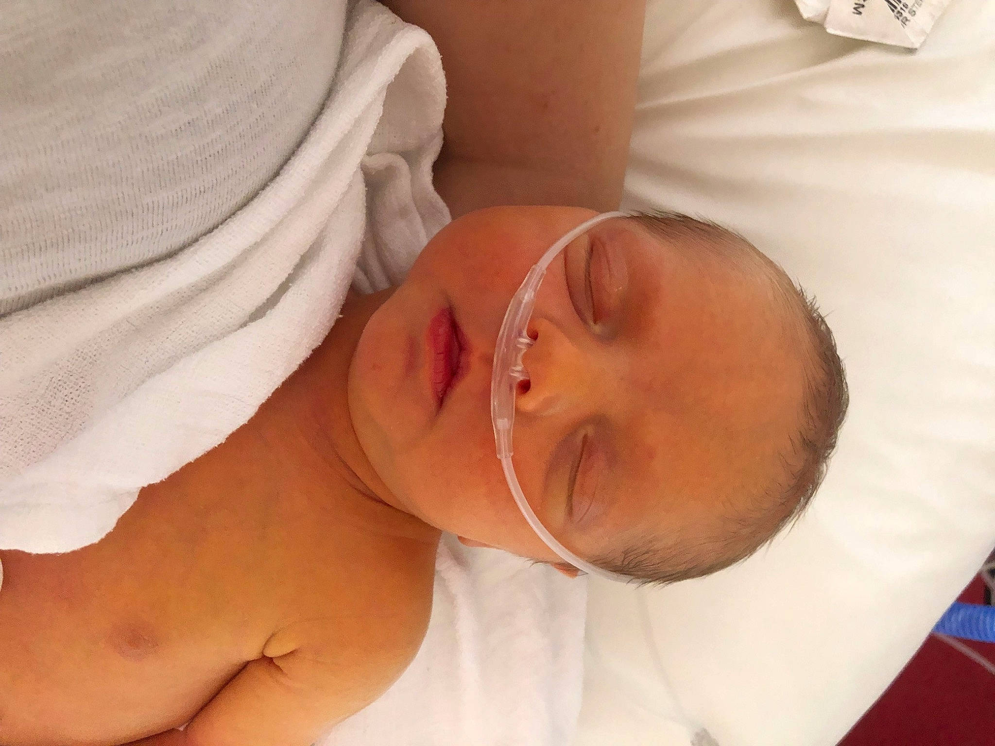 Aïden participe au concours pour gagner de l'argent avec cette photo : abdomen, arm, baby, baby_sleeping, cheek, chest, child, comfort, elbow, eyebrow, gesture, hand, human_body, mouth, neck, nose, person, skin, stomach, toddler