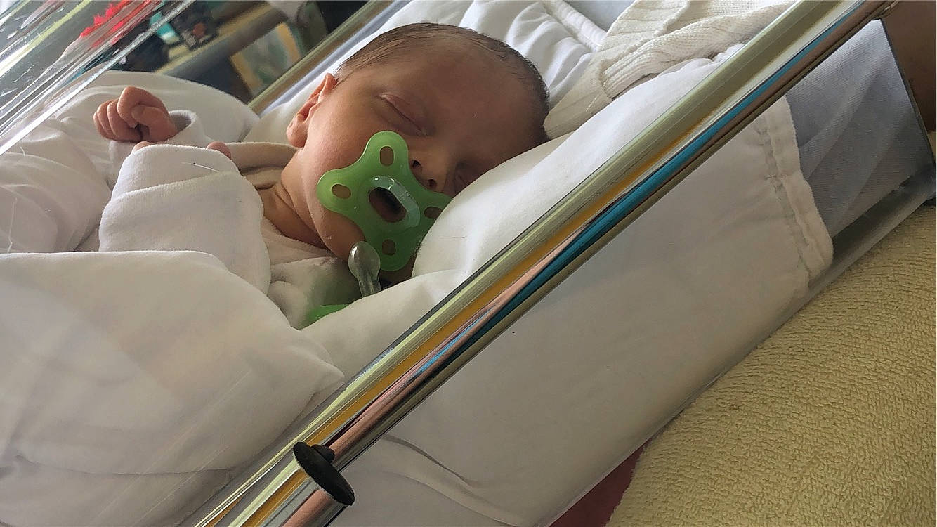 Aïden a rejoint le concours — aidez-le/la à gagner de superbes lots ! baby, baby_products, baby_safety, baby_toddler_clothing, bedtime, child, comfort, health_care, hospital, hospital_bed, infant_bed, linens, medical, medical_equipment, person, room, service, skin, sleep, toddler