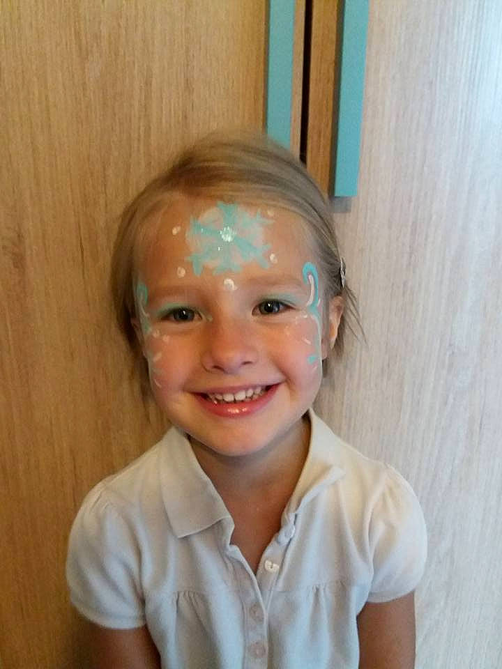 Bertille a rejoint le concours — aidez-le/la à gagner de superbes lots ! cheek, child, ear, eyebrow, face, forehead, girl, hair, hair_accessory, hair_coloring, hairstyle, head, headband, headgear, human_hair_color, joy, person, smile, toddler