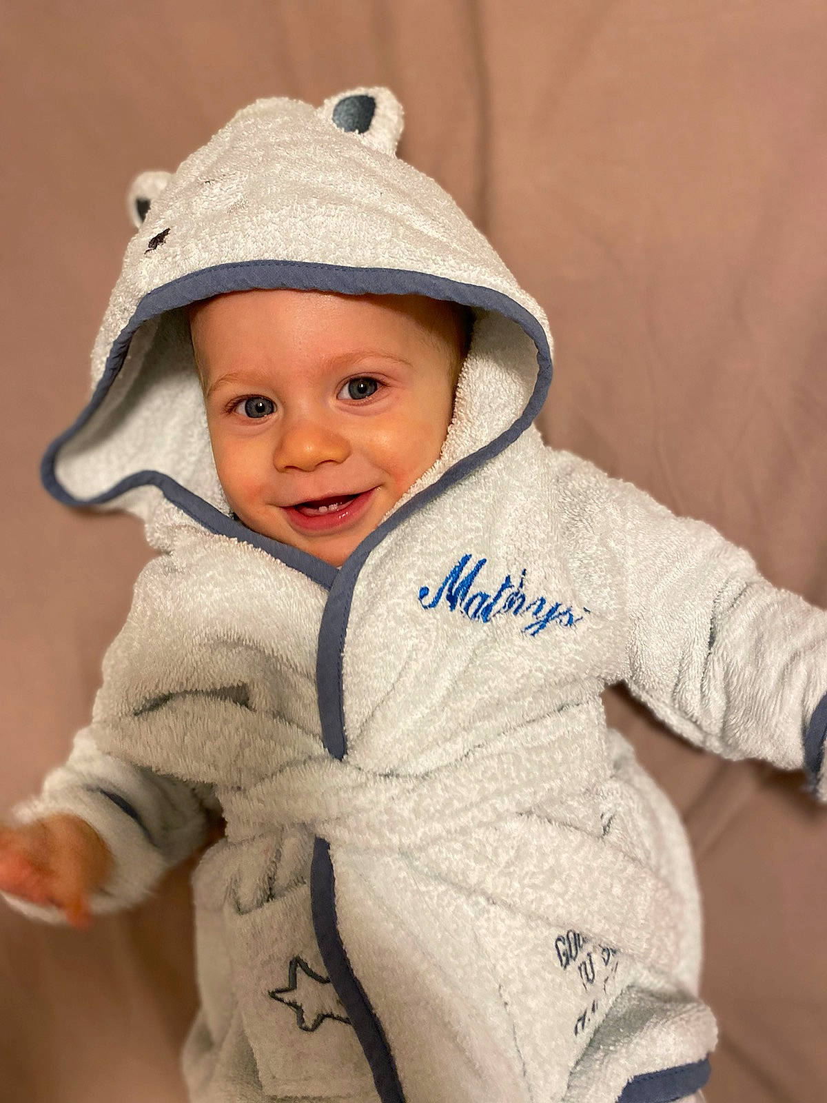 Mathys a rejoint le concours — aidez-le/la à gagner de superbes lots ! baby, baby_toddler_clothing, cap, cheek, child, electric_blue, face, facial_expression, finger, flash_photography, gesture, happy, head, headgear, headwear, human_body, outerwear, person, skin, sleeve