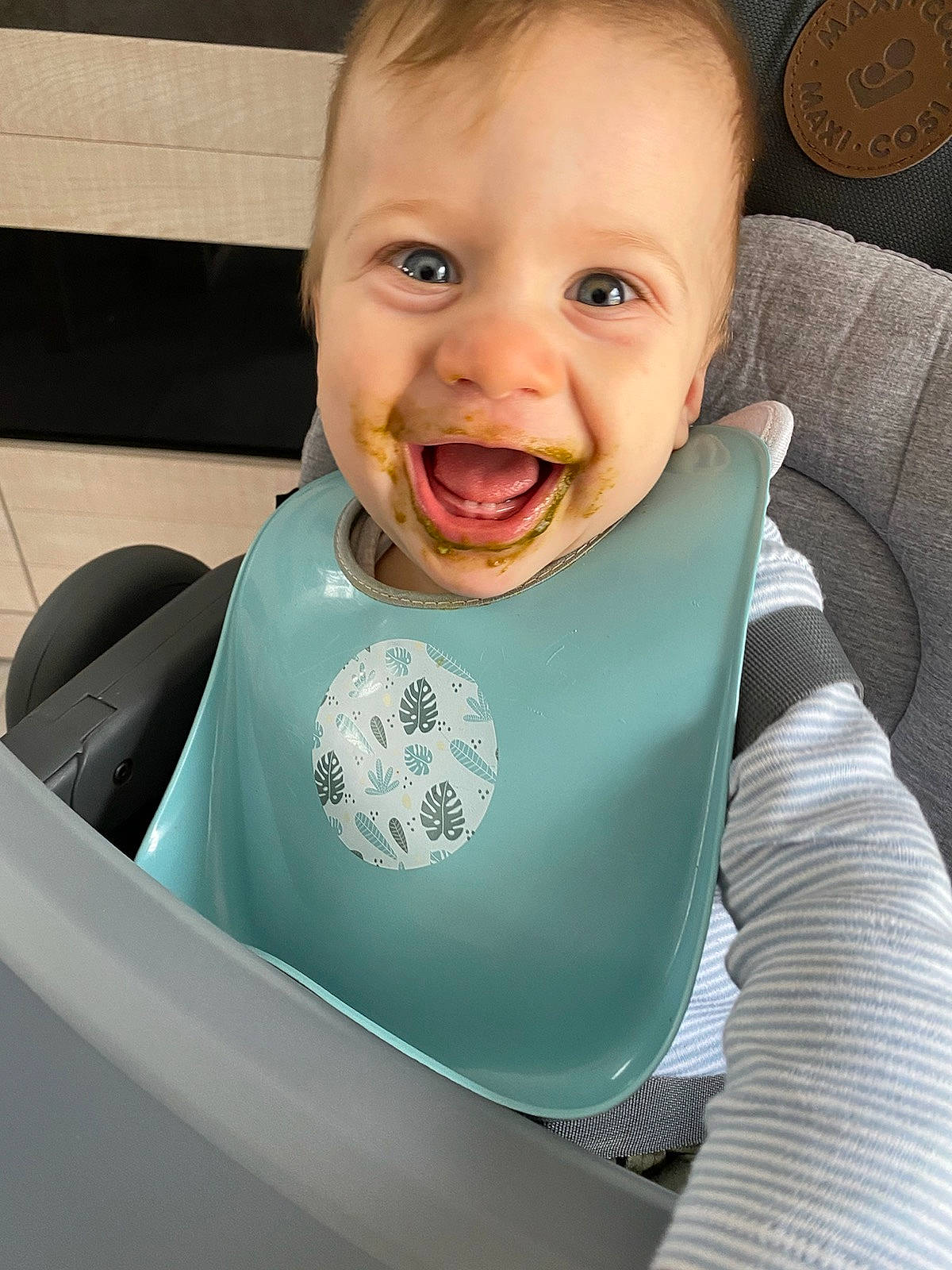 Mathys participe au concours pour gagner de l'argent avec cette photo : baby, baby_products, baby_toddler_clothing, bib, chair, cheek, comfort, eye, face, happy, head, mouth, neck, person, sitting, skin, sleeve, smile, t_shirt, tableware