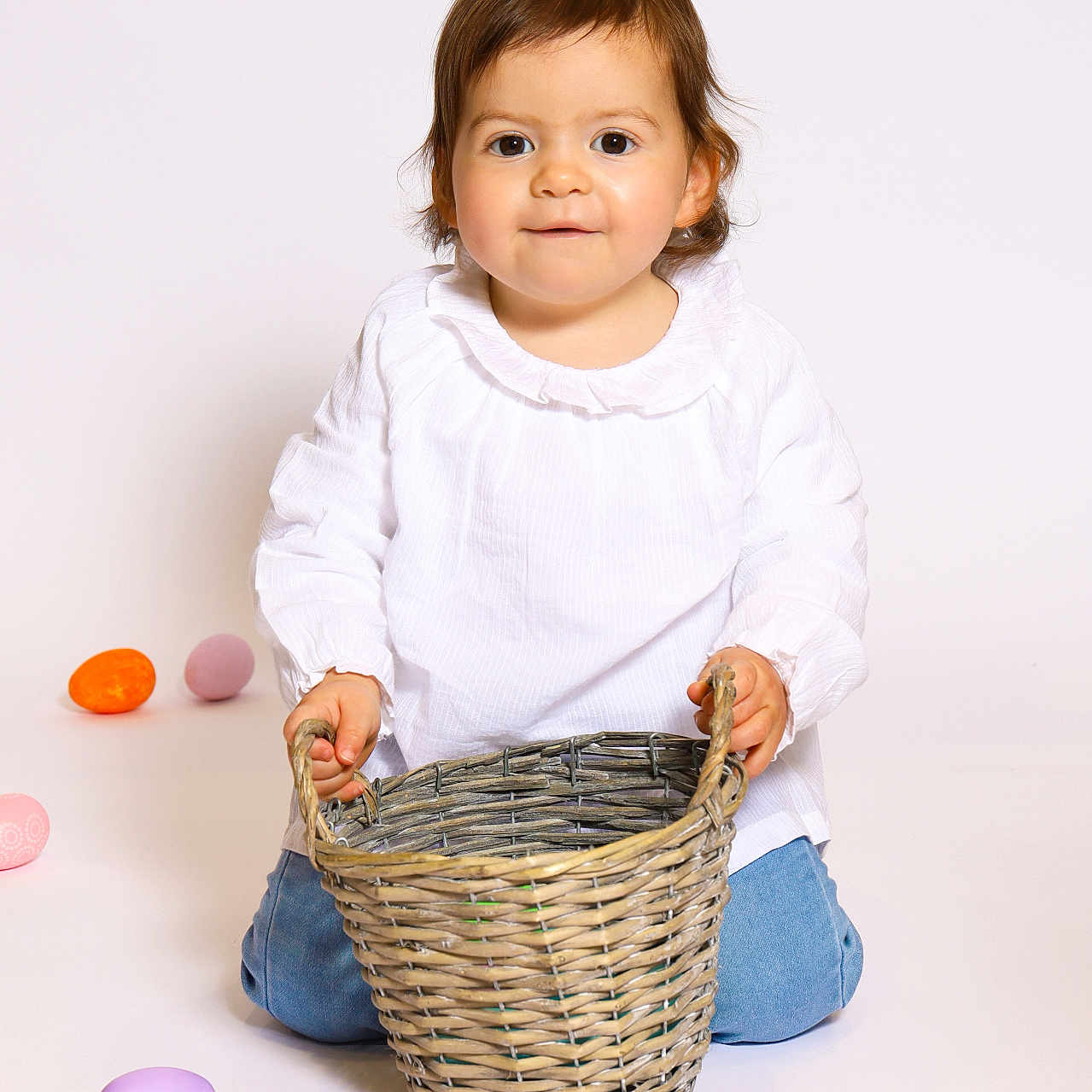 Romy participe au concours pour gagner de l'argent avec cette photo : baby, basket, bodypart, citrusfruit, egg, face, finger, food, fruit, grapefruit, hand, head, medication, person, photography, pill, plant, portrait, sweets, toy