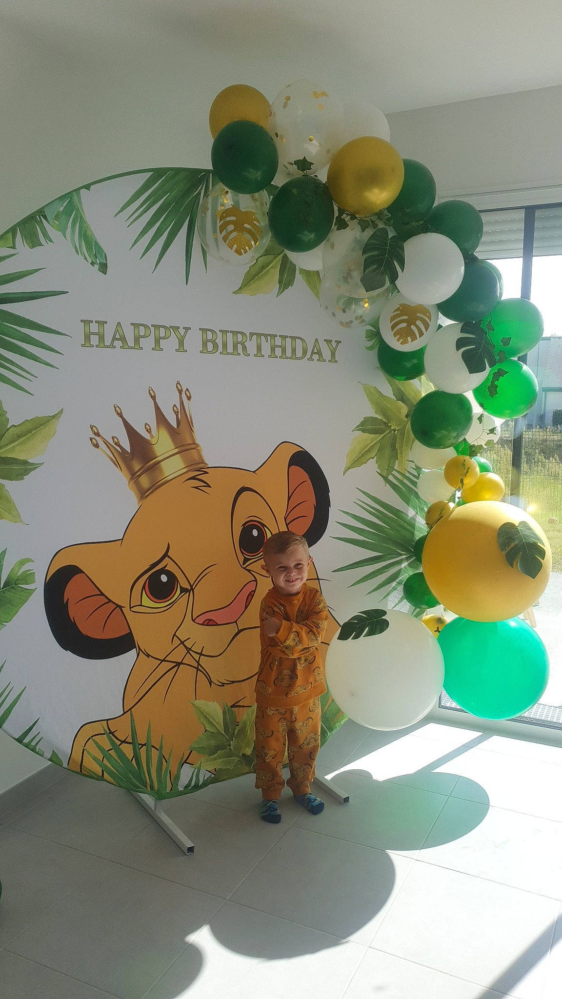 Maylone a rejoint le concours — aidez-le/la à gagner de superbes lots ! animation, art, balloon, event, fawn, flowerpot, green, happy, houseplant, joy, organism, party_supply, person, plant, room, toy, tree, visual_arts