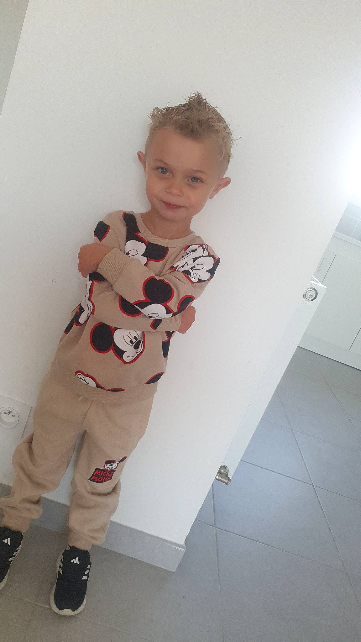 Maylone participe au concours pour gagner de l'argent avec cette photo : baby, baby_toddler_clothing, carmine, child, costume, eyewear, fashion_design, flooring, fun, human_leg, joy, pattern, person, room, shoulder, sleeve, smile, t_shirt, toddler, uniform