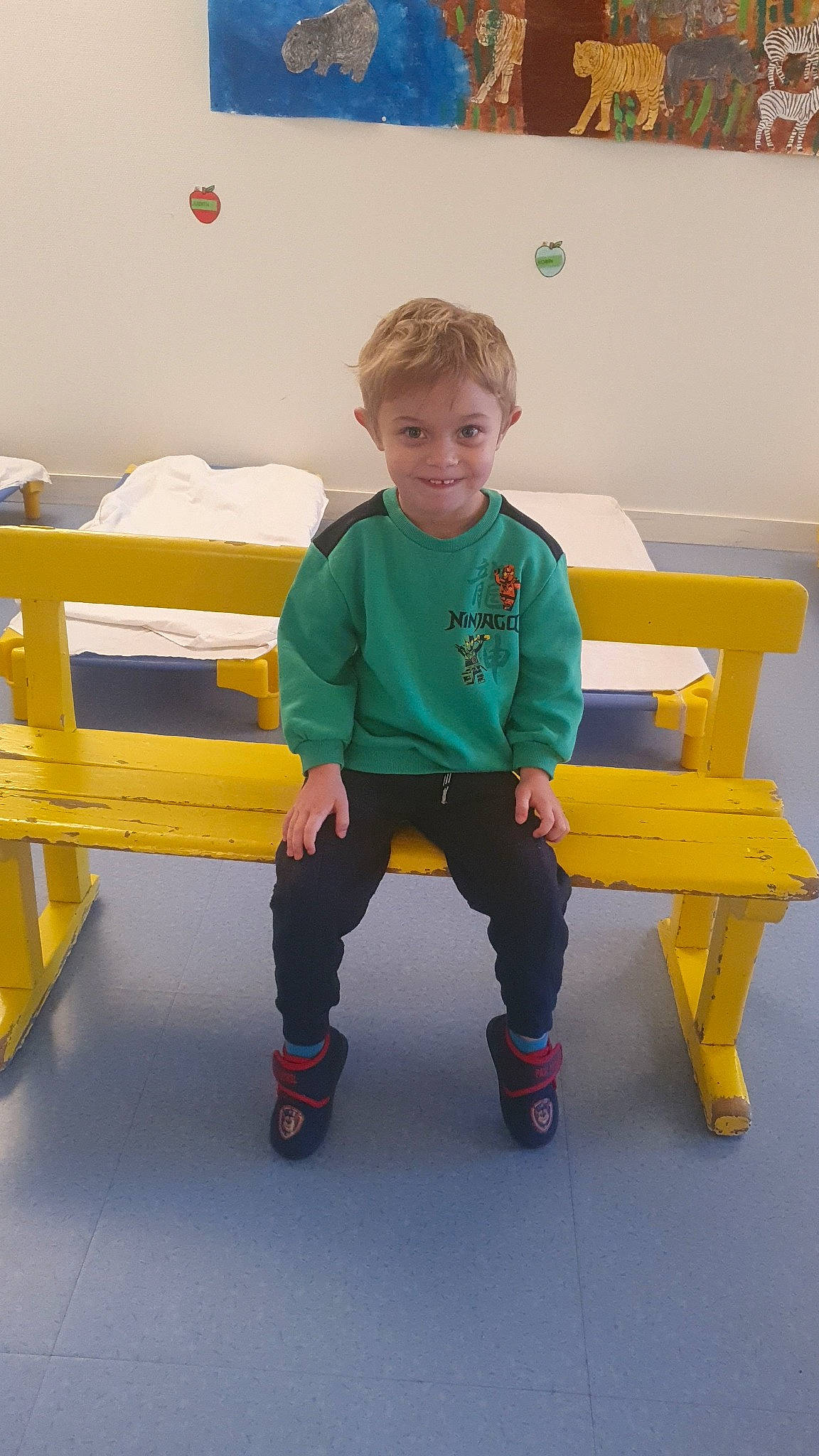 Maylone participe au concours pour gagner de l'argent avec cette photo : baby_toddler_clothing, bench, chair, child, comfort, electric_blue, fun, furniture, happy, joy, knee, leg, leisure, person, plant, sitting, smile, standing, t_shirt, table