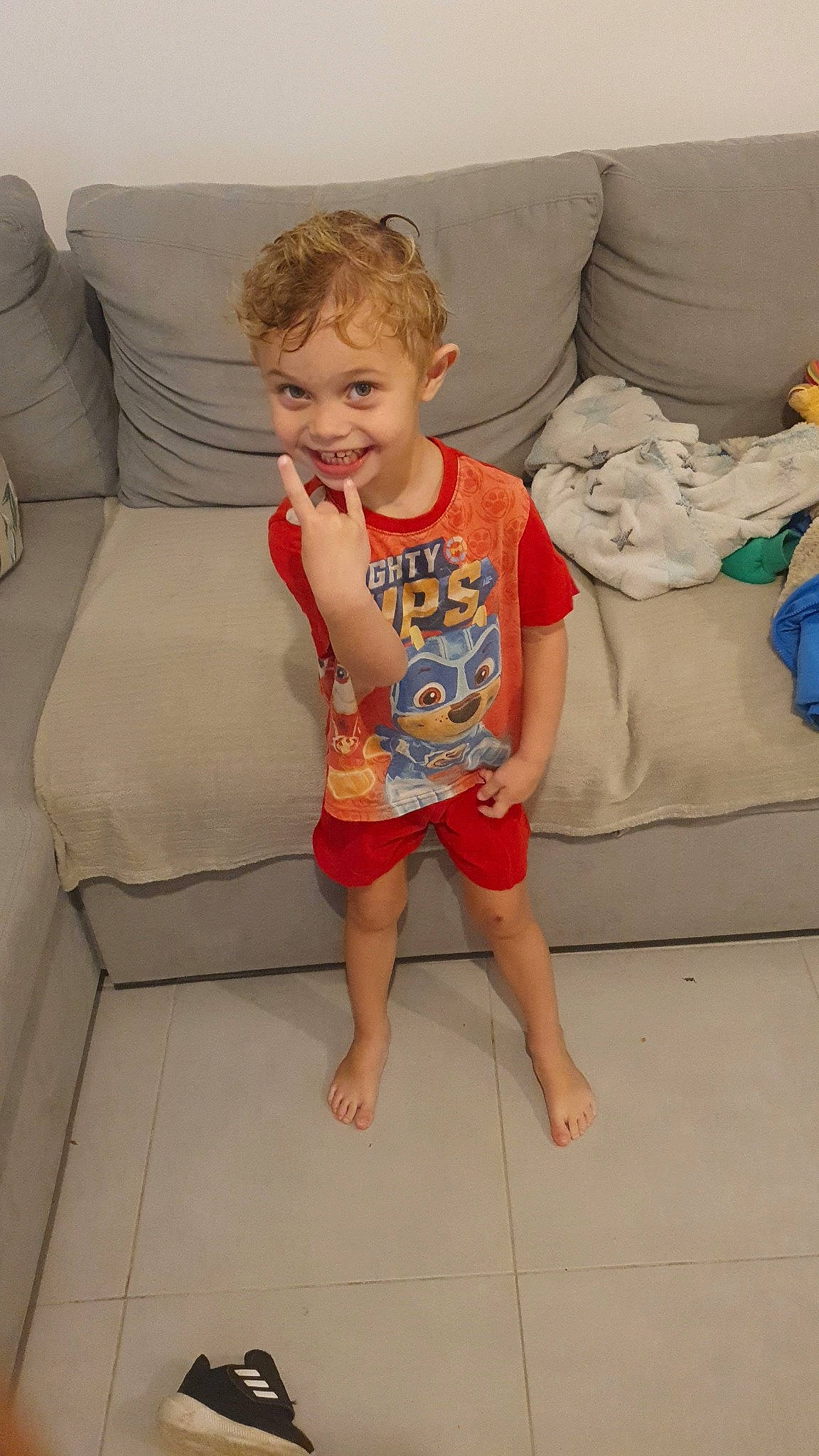 Maylone a rejoint le concours — aidez-le/la à gagner de superbes lots ! baby_toddler_clothing, barefoot, comfort, couch, face, floor, flooring, foot, hair, head, human_leg, joy, knee, lap, leg, person, sitting, sleeve, smile, t_shirt