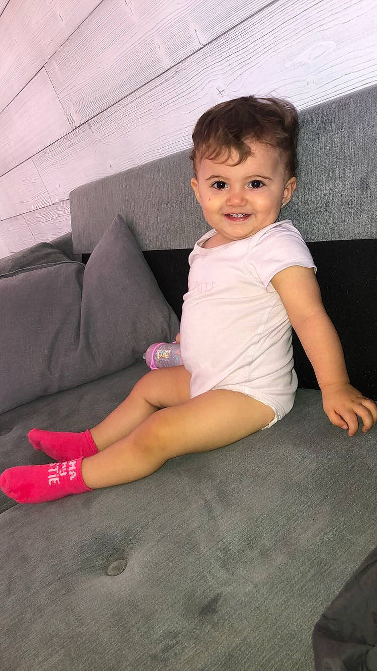 Alya participe au concours pour gagner de l'argent avec cette photo : arm, baby, barefoot, child, human_leg, joy, leg, person, pink, sitting, skin, smile, thigh, toddler