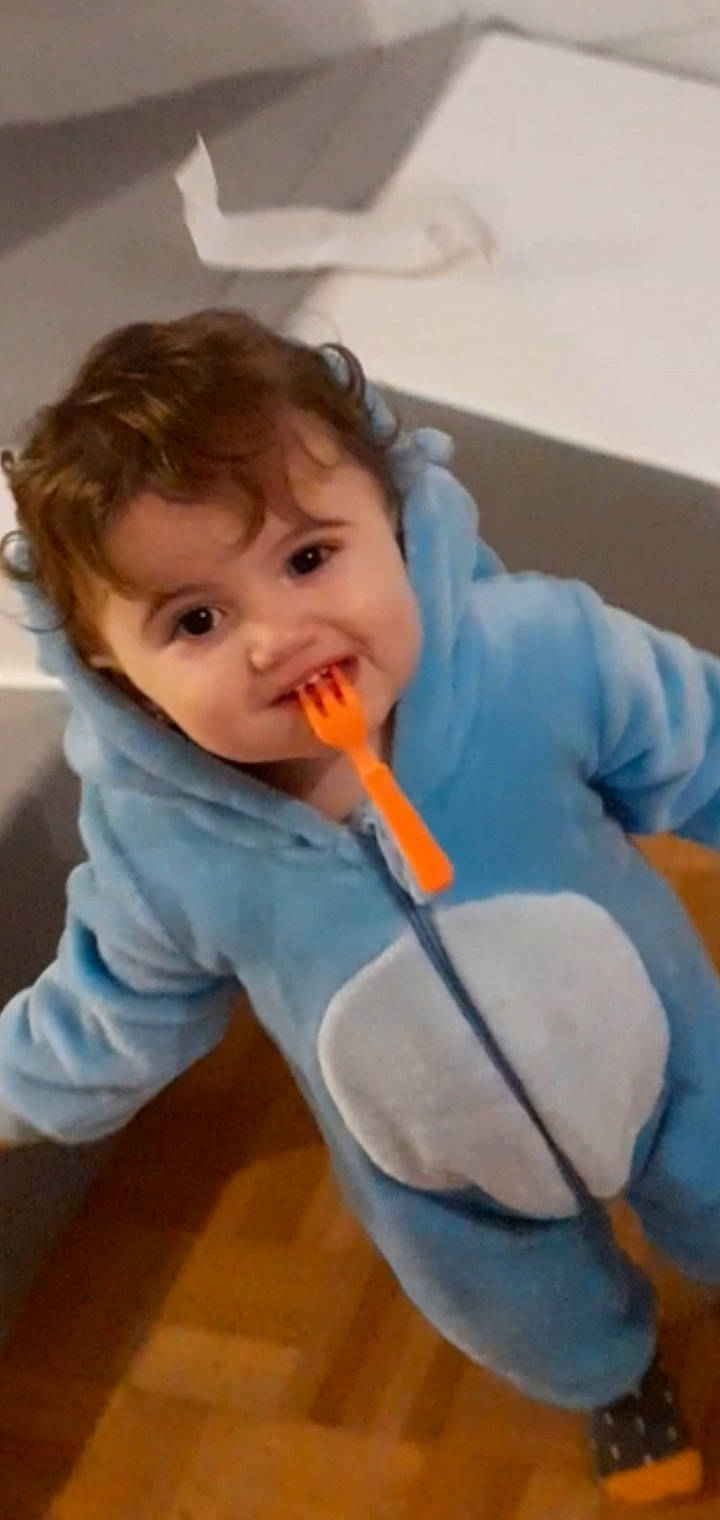 Alya participe au concours pour gagner de l'argent avec cette photo : baby, child, joy, mouth, nose, organ, person, play, smile, toddler, tooth, tooth_brushing