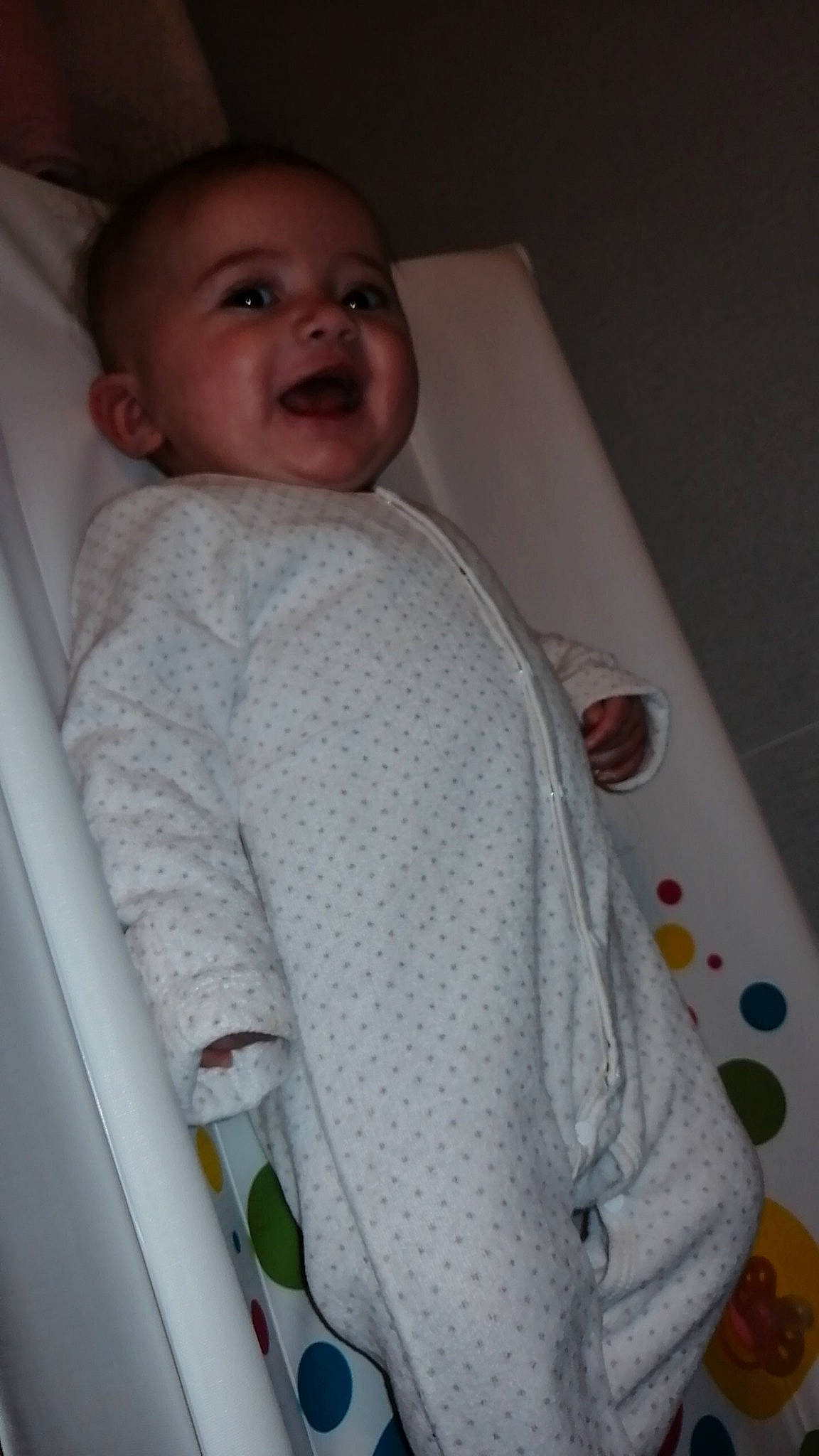 Alya a rejoint le concours — aidez-le/la à gagner de superbes lots ! baby, baby_products, baby_safety, cheek, child, eye, infant_bed, linens, person, product, skin, sleep, smile, textile, toddler