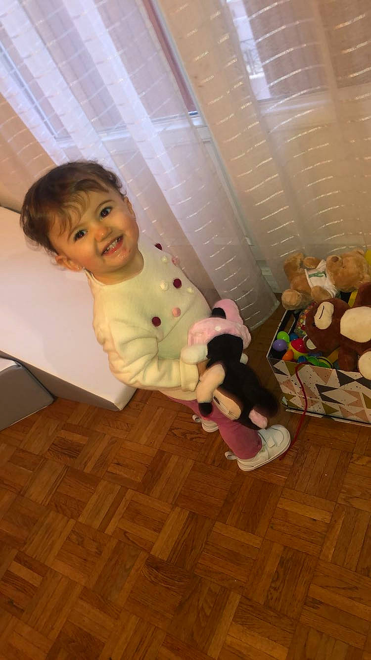 Alya a rejoint le concours — aidez-le/la à gagner de superbes lots ! child, floor, flooring, hardwood, joy, person, play, room, toddler, wood