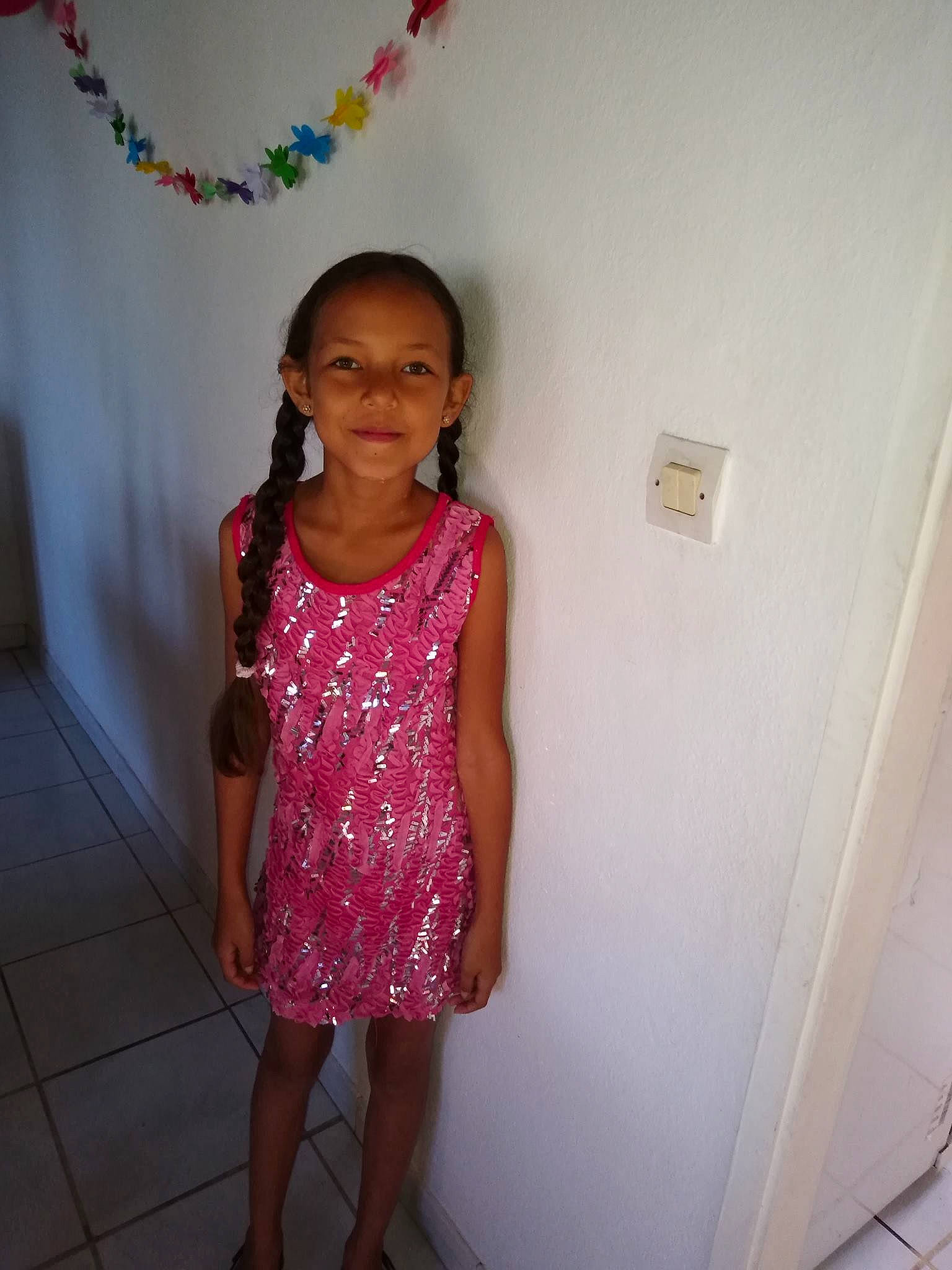 Leana a rejoint le concours — aidez-le/la à gagner de superbes lots ! adaptation, child, dress, fun, happy, person, pink, room, skin, smile, toddler, vacation