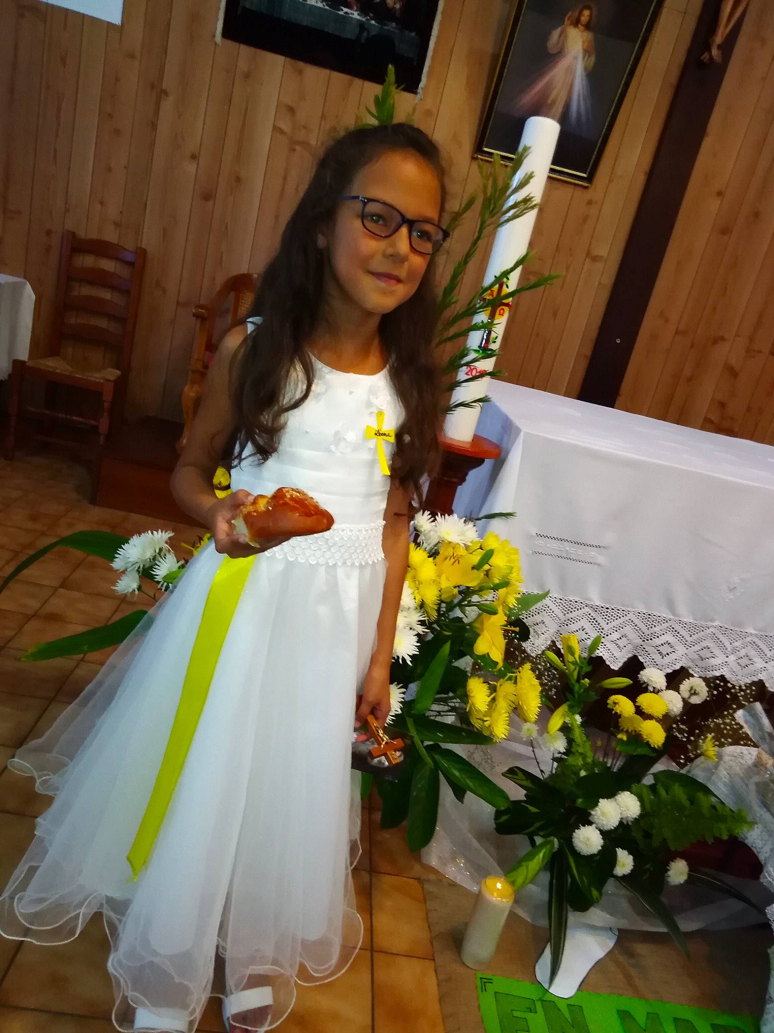 Leana a rejoint le concours — aidez-le/la à gagner de superbes lots ! bouquet, bride, ceremony, child, dress, event, floral_design, floristry, flower, flower_arranging, flower_girl, lady, long_hair, person, plant, white