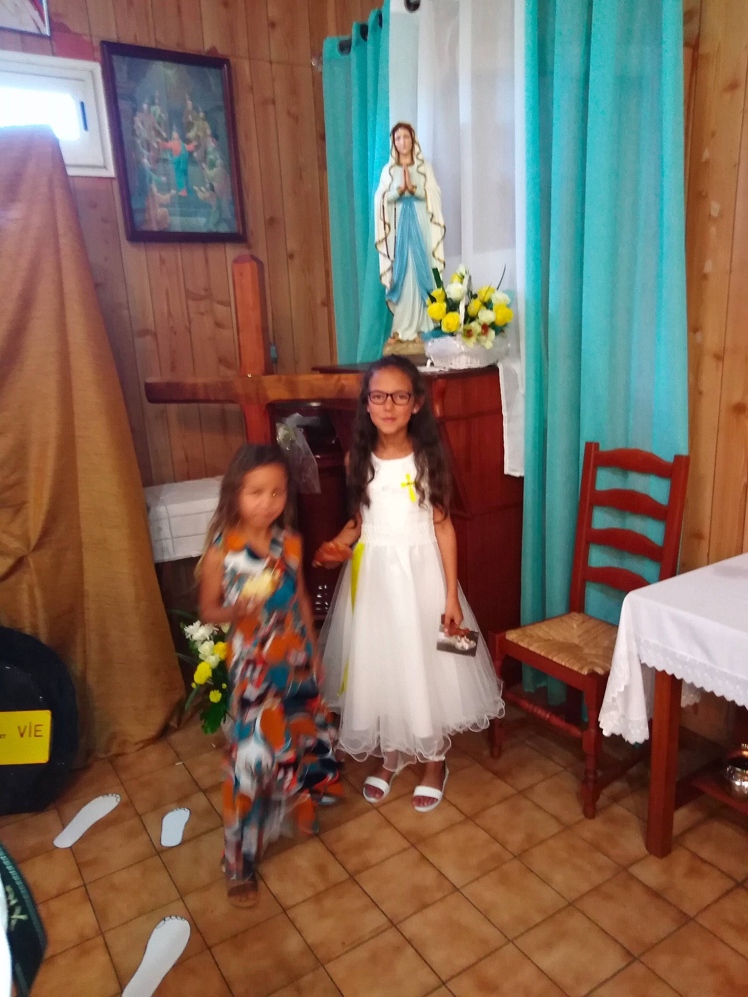 Leana a rejoint le concours — aidez-le/la à gagner de superbes lots ! ceremony, child, dress, event, house, interior_design, person, room