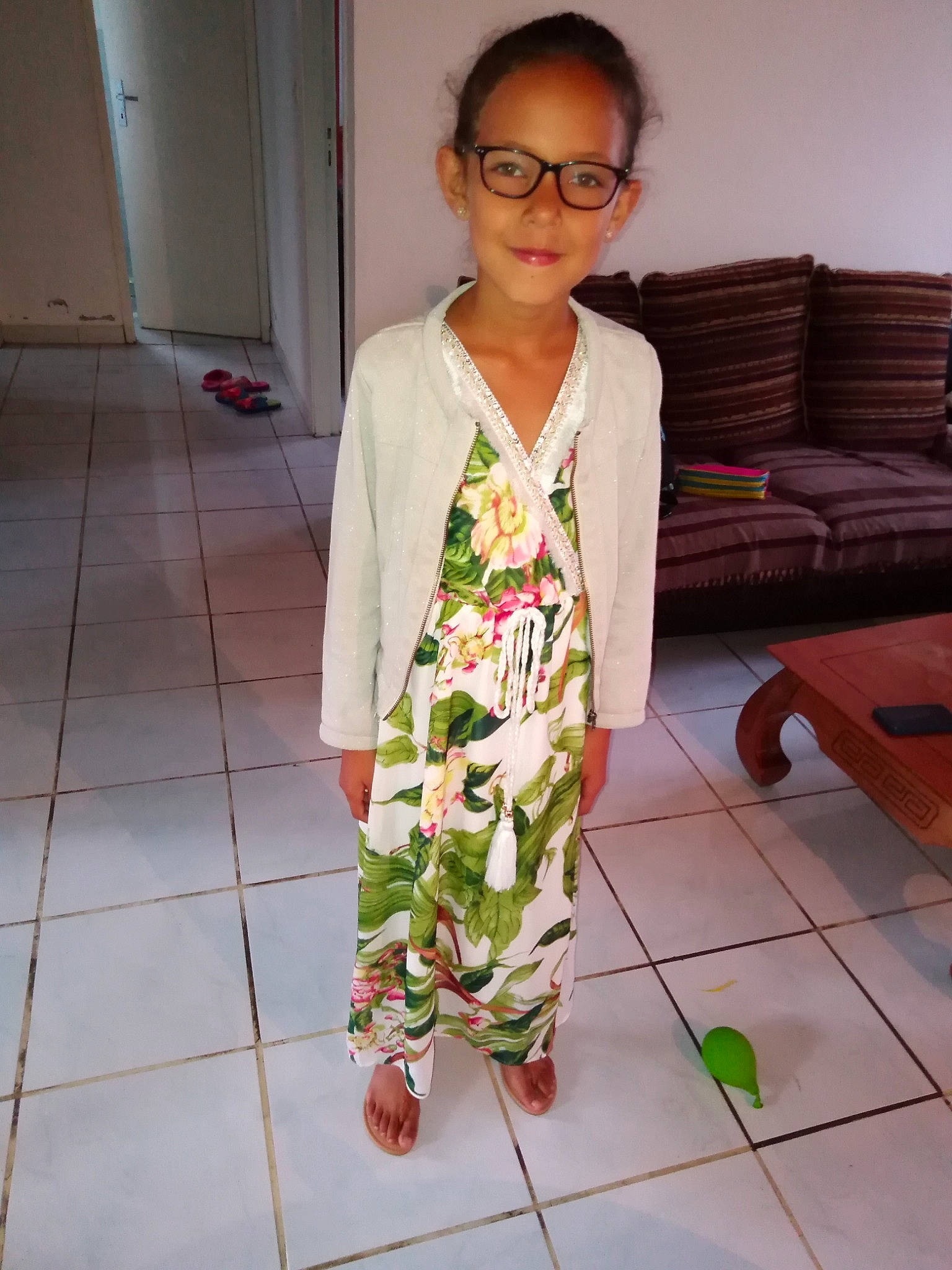 Leana participe au concours pour gagner de l'argent avec cette photo : clothing, dress, eyewear, glasses, nightwear, outerwear, pajamas, person, plant, shoe, sleeve