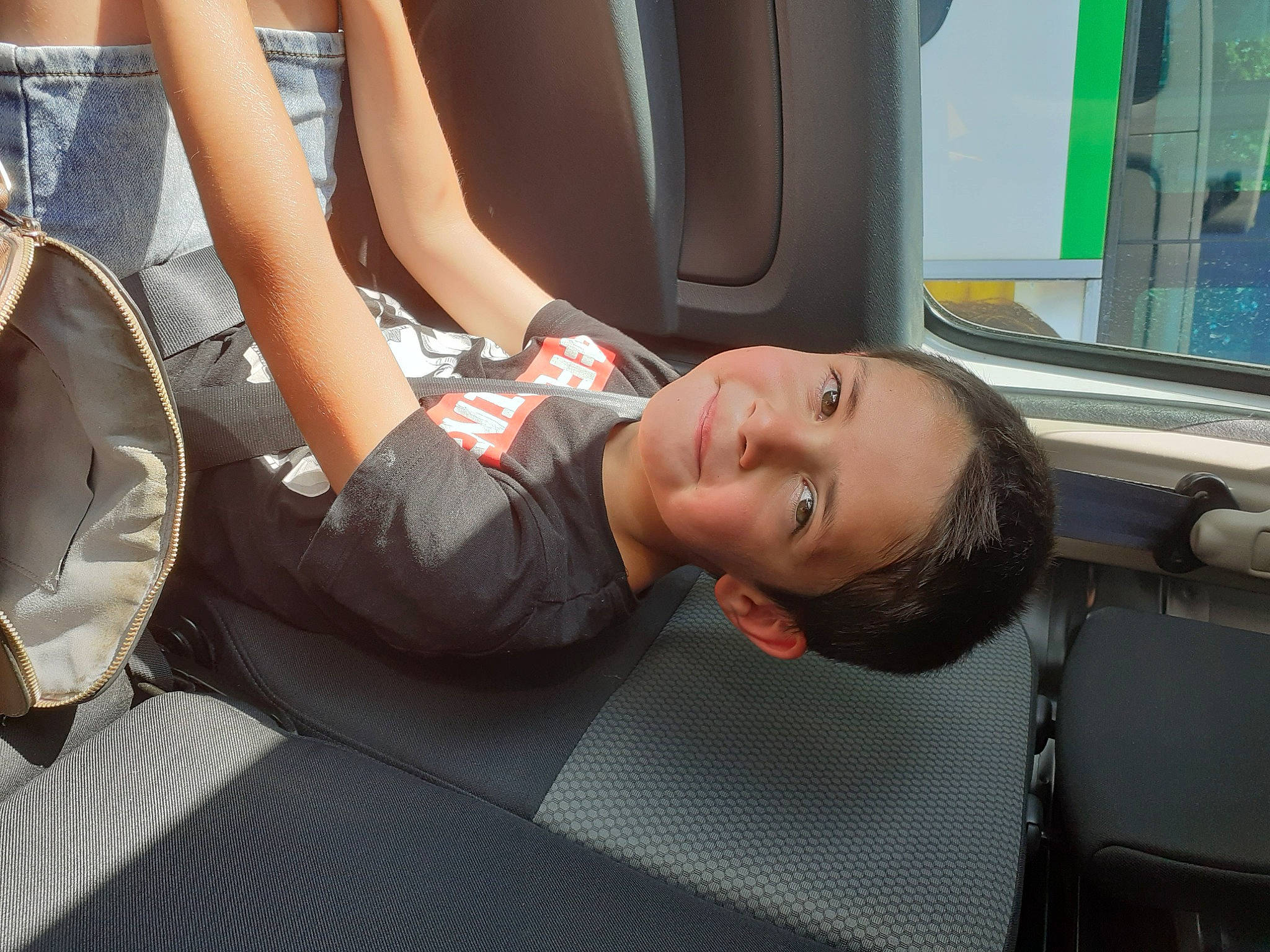 Malonn a rejoint le concours — aidez-le/la à gagner de superbes lots ! auto_part, automotive_design, automotive_exterior, car_seat, child, comfort, elbow, family_car, human_leg, joy, knee, leisure, luxury_vehicle, mode_of_transport, motor_vehicle, passenger, person, public_transport, travel, tree