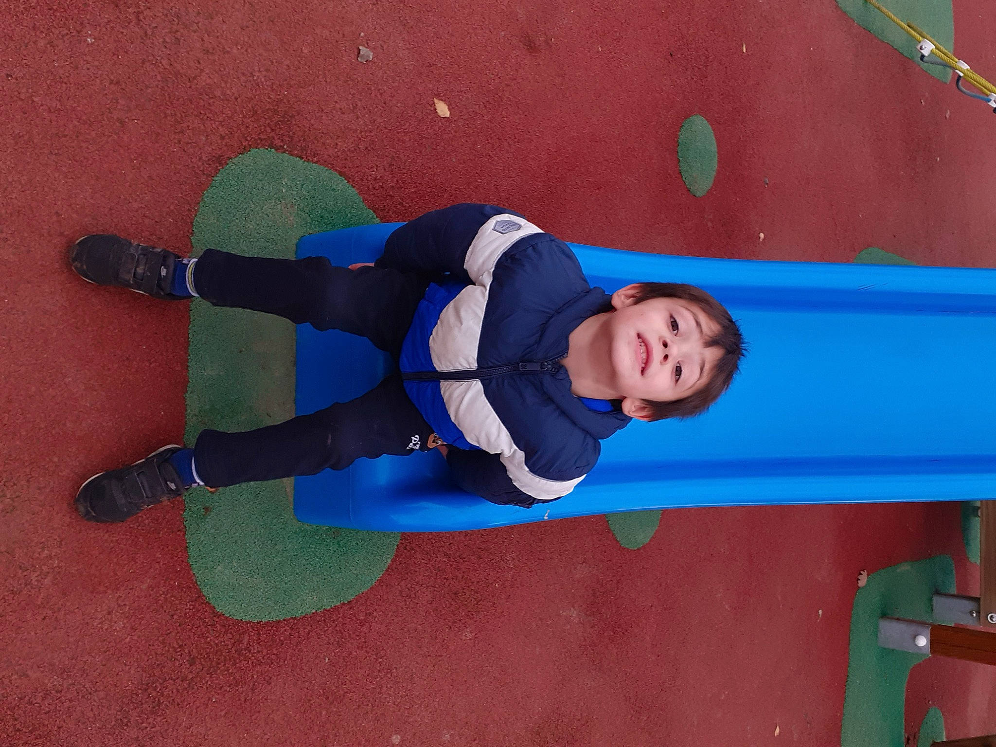 Malonn a rejoint le concours — aidez-le/la à gagner de superbes lots ! azure, baby_toddler_clothing, carmine, child, electric_blue, fun, hat, jacket, knee, leisure, person, play, playground, recreation, sleeve, smile, sportswear, sweatpant, t_shirt, toddler