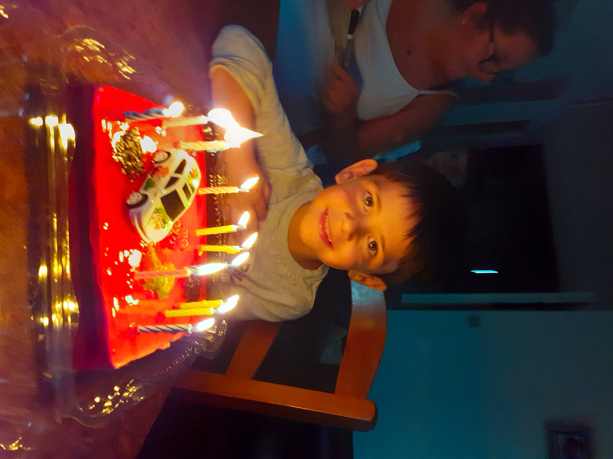 Malonn a rejoint le concours — aidez-le/la à gagner de superbes lots ! automotive_lighting, baby, child, event, fun, games, happy, joy, machine, night, person, room, smile, toddler, under_exposed