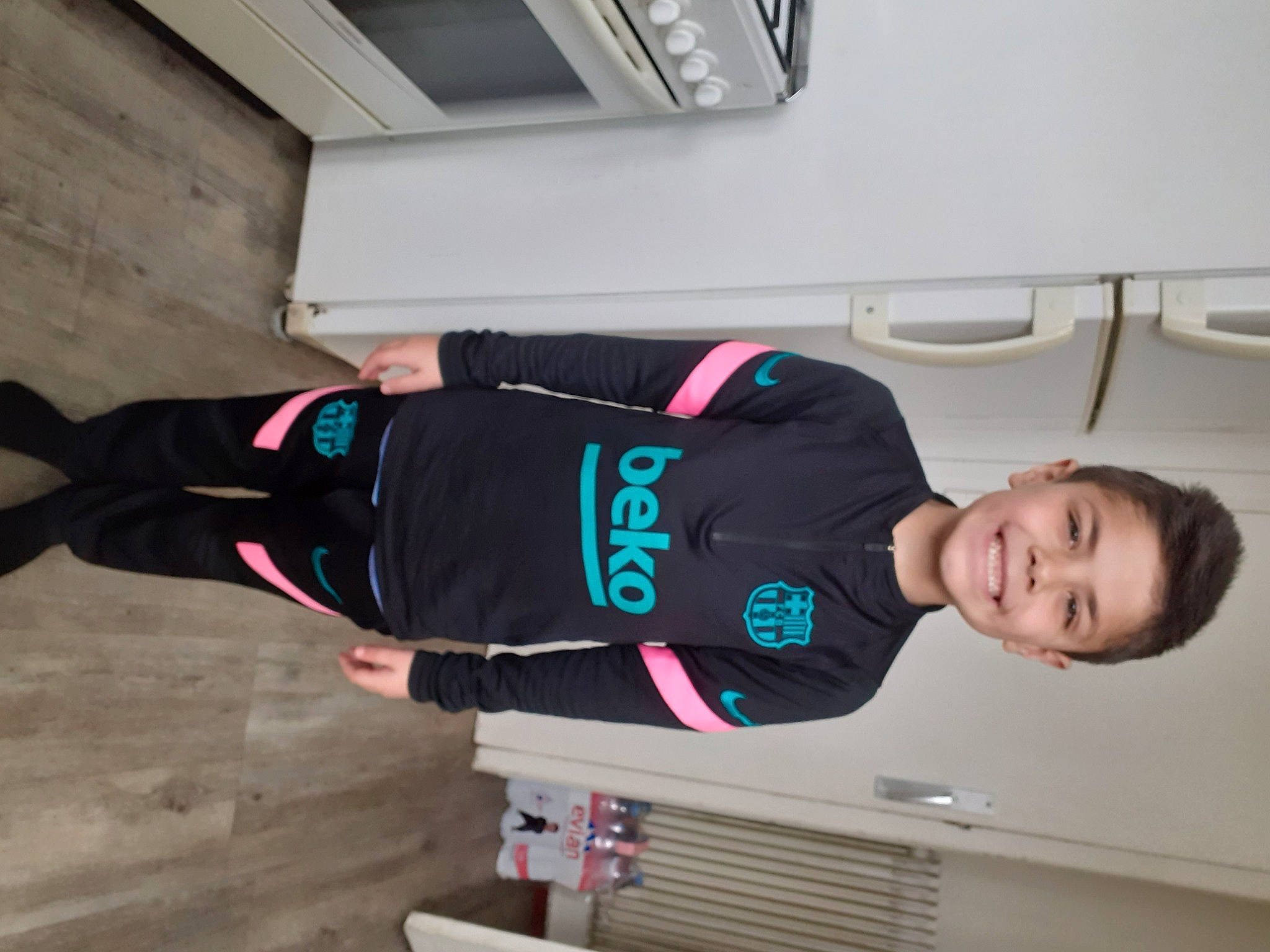 Kayron a rejoint le concours — aidez-le/la à gagner de superbes lots ! active_pants, cleanliness, comfort, elbow, hat, human_leg, joy, knee, person, recreation, room, shorts, sleeve, smile, sportswear, t_shirt, walking_shoe, wrist