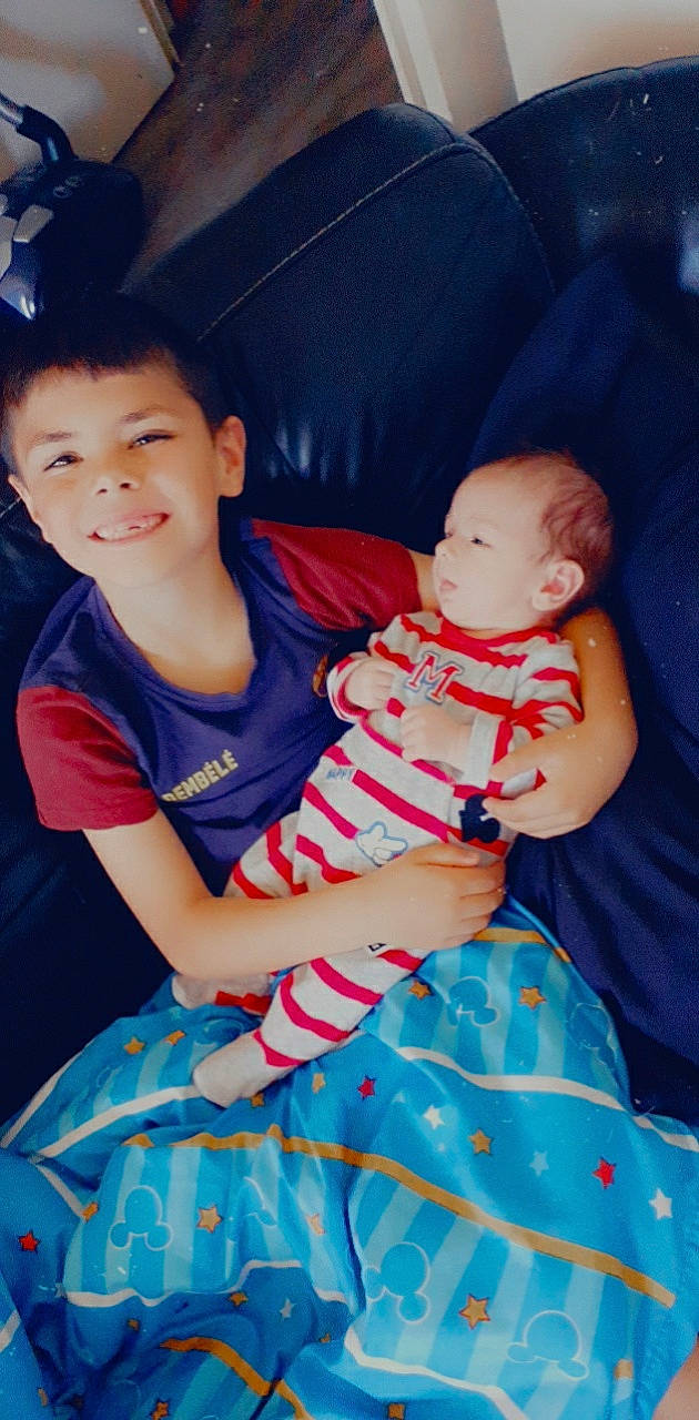 Kayron a rejoint le concours — aidez-le/la à gagner de superbes lots ! arm, eye, face, facial_expression, finger, fun, hairstyle, hand, happy, head, human, human_body, interaction, joy, mouth, muscle, organ, person, pink, skin