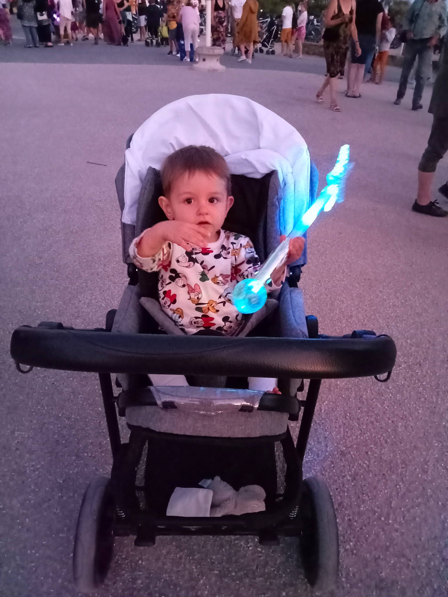 Thiago a rejoint le concours — aidez-le/la à gagner de superbes lots ! baby, baby_carriage, baby_products, baby_safety, cart, child, event, fun, hat, leisure, magenta, person, photograph, recreation, sitting, smile, snapshot, tire, toddler, vehicle