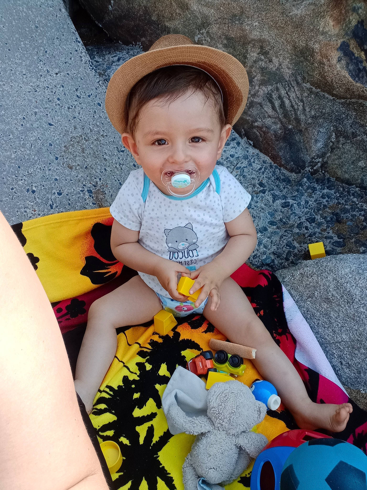 Thiago participe au concours pour gagner de l'argent avec cette photo : baby, baby_toddler_clothing, face, fun, hairstyle, happy, hat, human_body, lap, leg, leisure, mammal, organ, people, person, photograph, snapshot, sun_hat, thigh, toddler