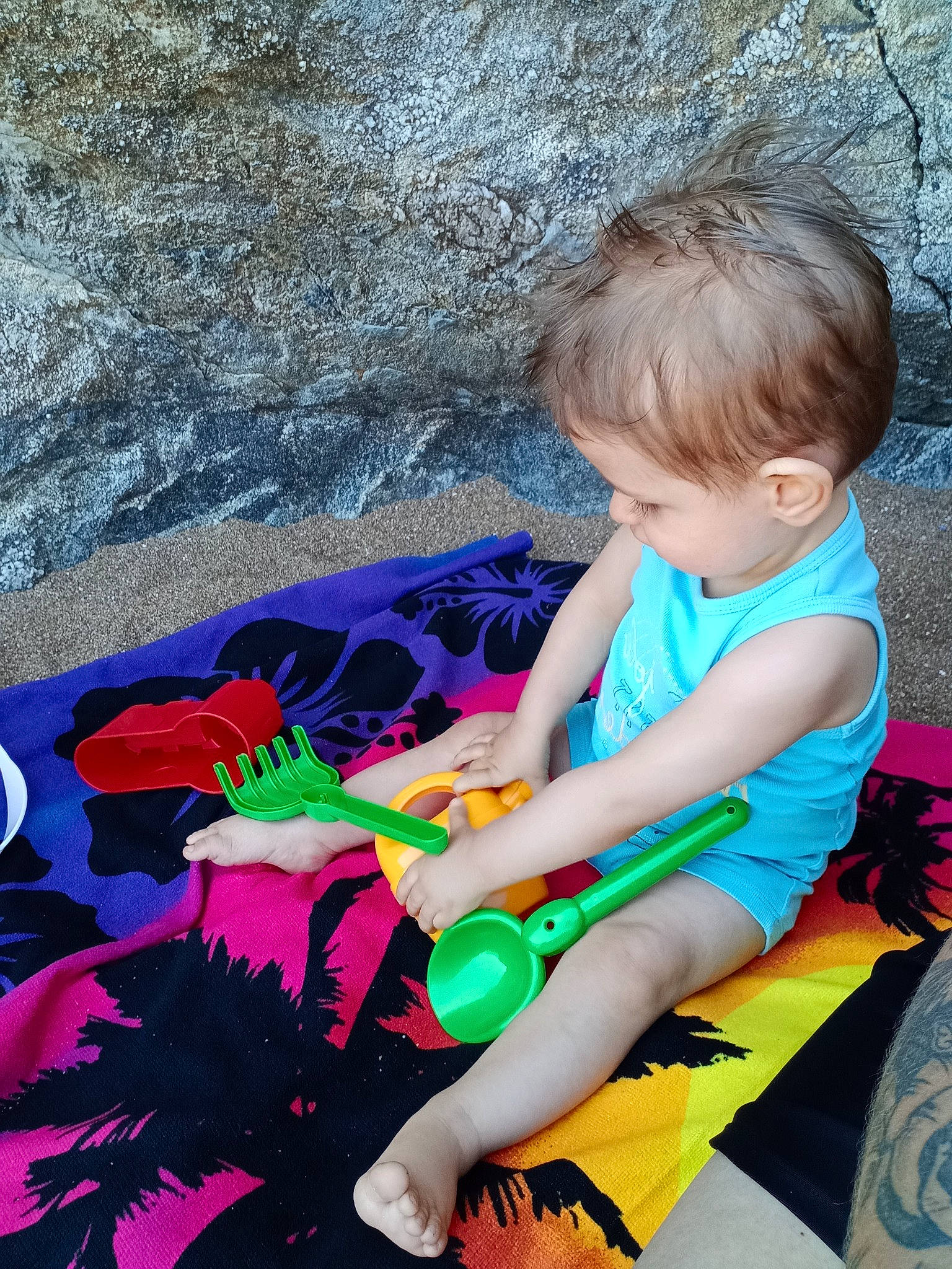 Thiago a rejoint le concours — aidez-le/la à gagner de superbes lots ! art, baby, baby_toddler_clothing, beauty, child, fun, grass, lap, leisure, magenta, people_in_nature, person, pink, play, recreation, sitting, t_shirt, toddler, toy, vacation