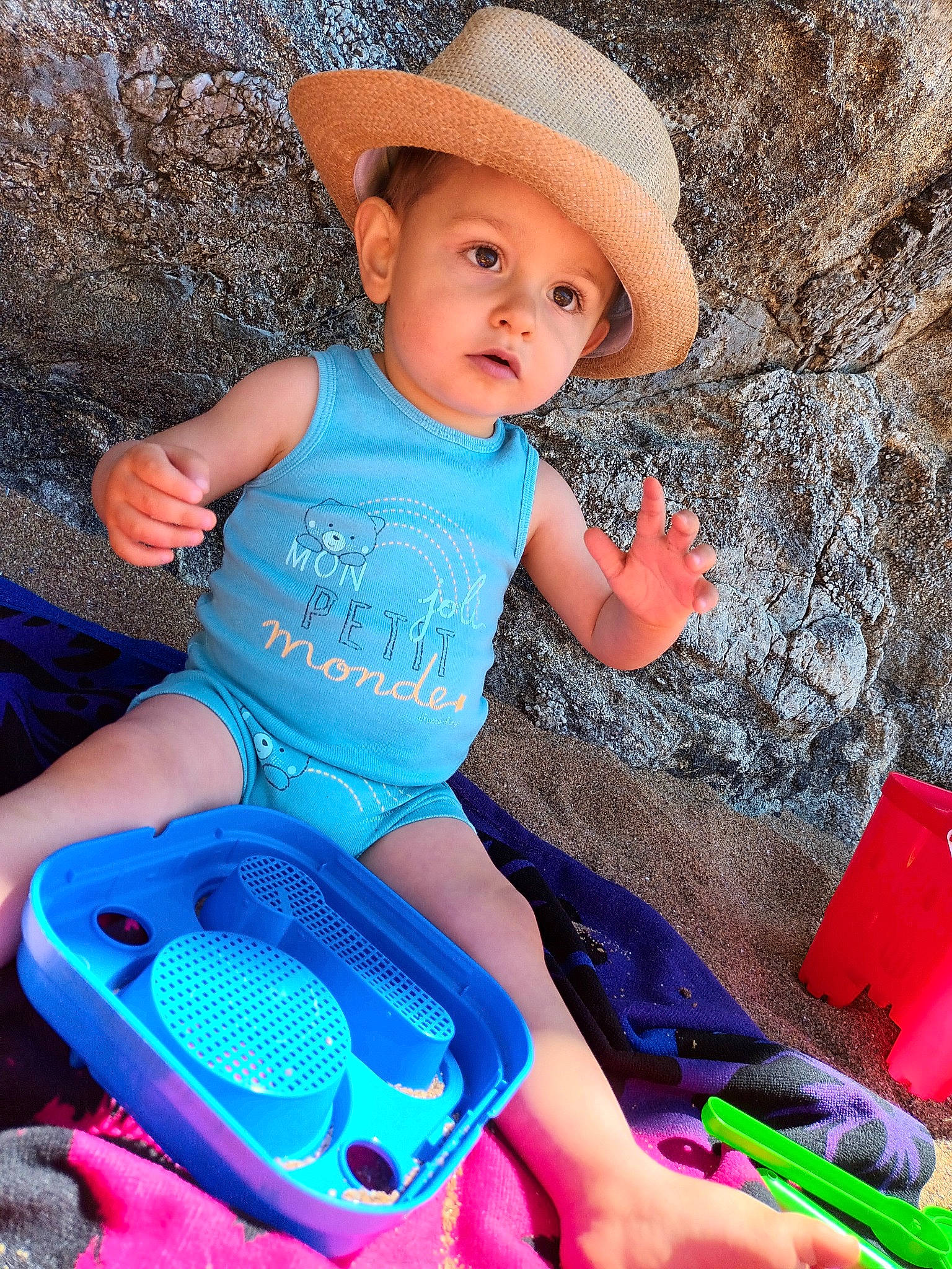 Thiago participe au concours pour gagner de l'argent avec cette photo : azure, baby_toddler_clothing, blue, cap, child, fun, hairstyle, happy, hat, headwear, human, leisure, organ, people_in_nature, person, photograph, shorts, skin, sun_hat, thigh