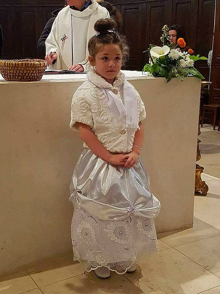 Louanna a rejoint le concours — aidez-le/la à gagner de superbes lots ! bridal_accessory, bridal_clothing, dress, event, fashion_accessory, fashion_design, flooring, flower, flower_arranging, flowerpot, formal_wear, gown, peach, person, plant, room, temple, tradition, wedding_ceremony_supply, wedding_dress