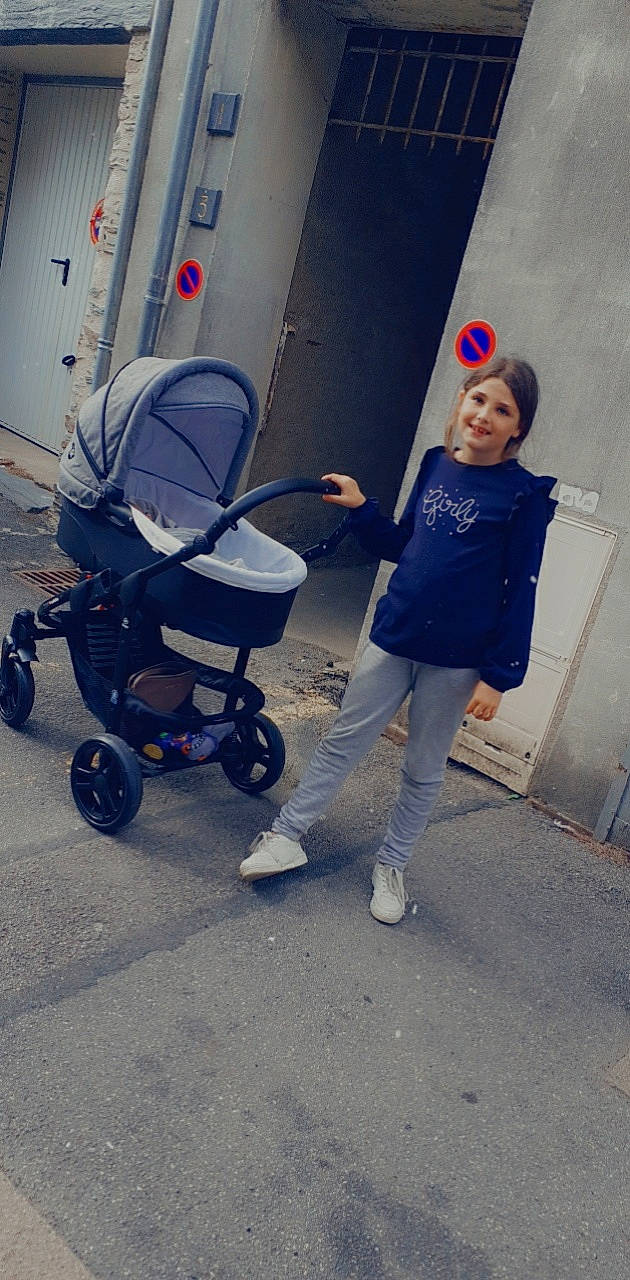 Louanna a rejoint le concours — aidez-le/la à gagner de superbes lots ! aerospace_engineering, asphalt, baby_carriage, baby_products, cap, cart, child, electric_blue, fun, gas, human_leg, joy, leisure, machine, motor_vehicle, person, recreation, service, smile, street