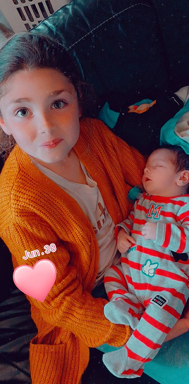 Louanna a rejoint le concours — aidez-le/la à gagner de superbes lots ! cheek, chin, eye, face, finger, forehead, hairstyle, head, iris, lip, mouth, nose, orange, organ, outerwear, person, pink, product, skin, textile