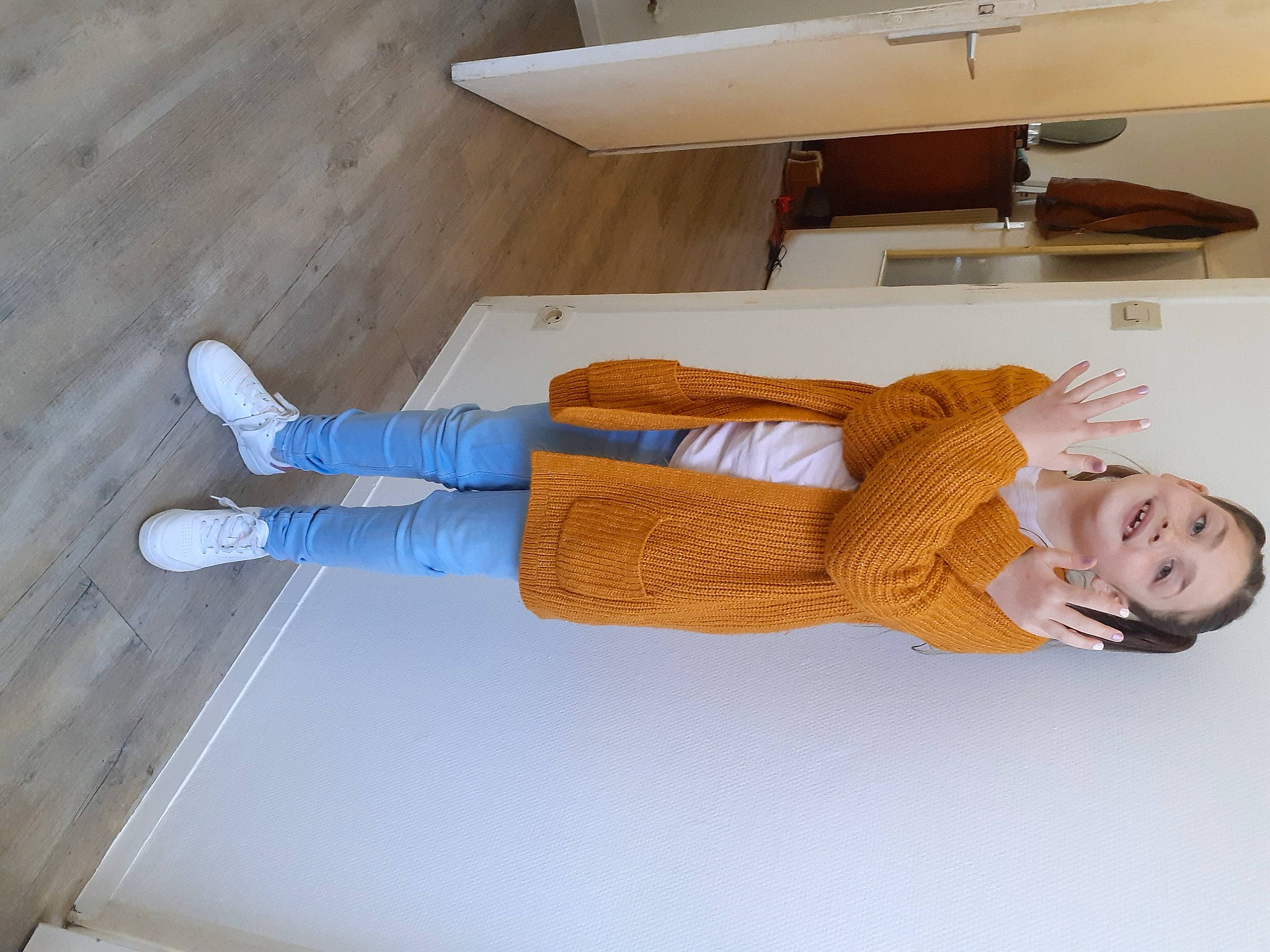 Louanna a rejoint le concours — aidez-le/la à gagner de superbes lots ! balance, comfort, elbow, electric_blue, flooring, hardwood, human_leg, joint, joy, knee, lamp, leg, person, room, shoulder, sitting, smile, sportswear, thigh, waist