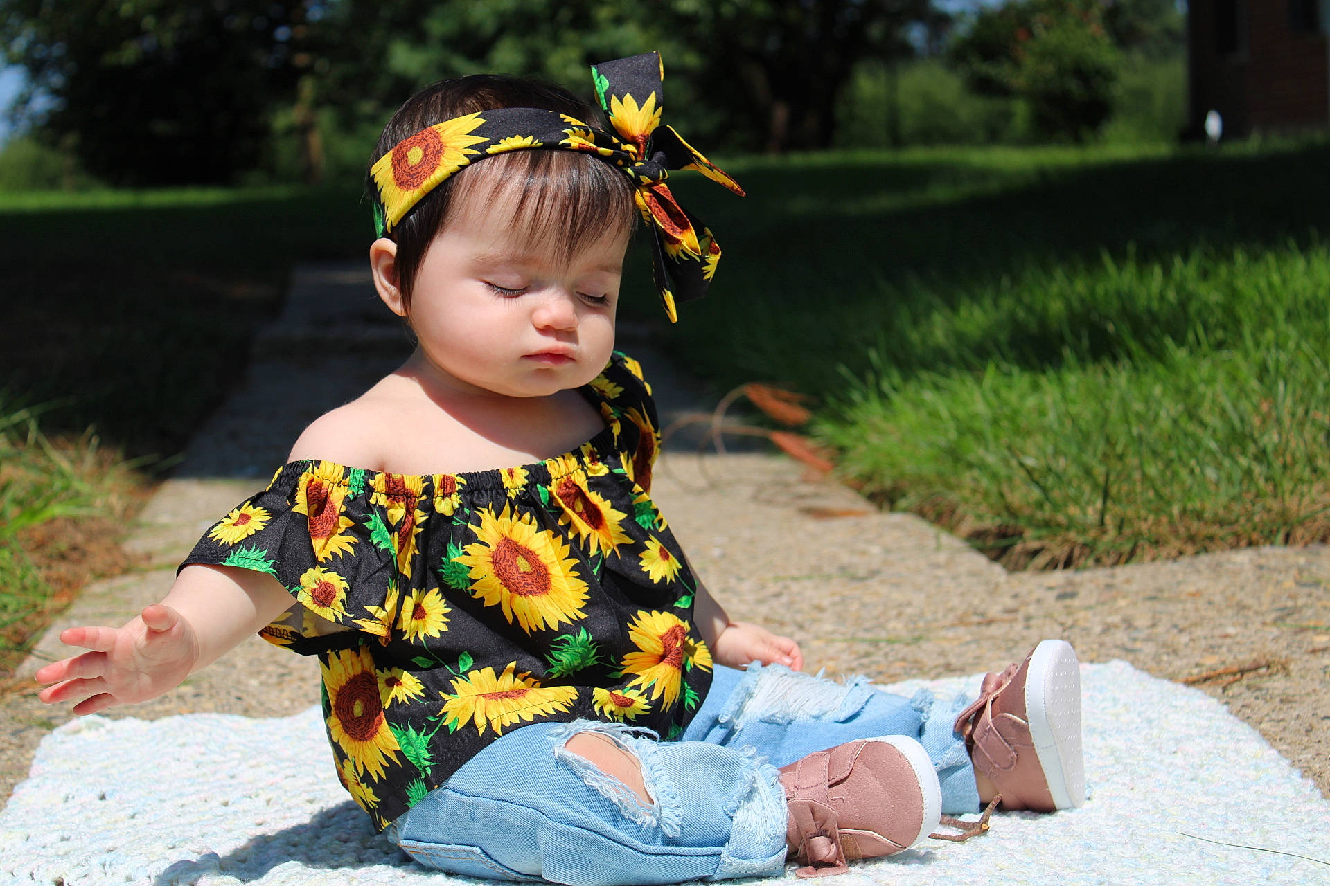 Valencia is registered to the contest to win money with this photo: baby, baby_toddler_clothing, beauty, child, dress, fawn, grass, hair_accessory, headgear, headpiece, leaf, outerwear, pattern, person, photography, plant, sitting, sleeve, spring, toddler