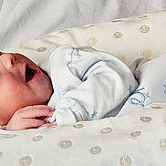 Yanis a rejoint le concours — aidez-le/la à gagner de superbes lots ! newborn, baby, sleeping, yawning, pajamas, stars, blanket, polka_dots, soft, cozy, infant, face, hand, resting, cute, child, portrait, indoors, peaceful, sleep