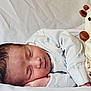 Yanis a rejoint le concours — aidez-le/la à gagner de superbes lots ! baby, newborn, sleeping, infant, plush_toy, giraffe, onesie, blanket, soft, cute, peaceful, resting, child, bed, cozy, face, hand, closed_eyes, indoors, portrait