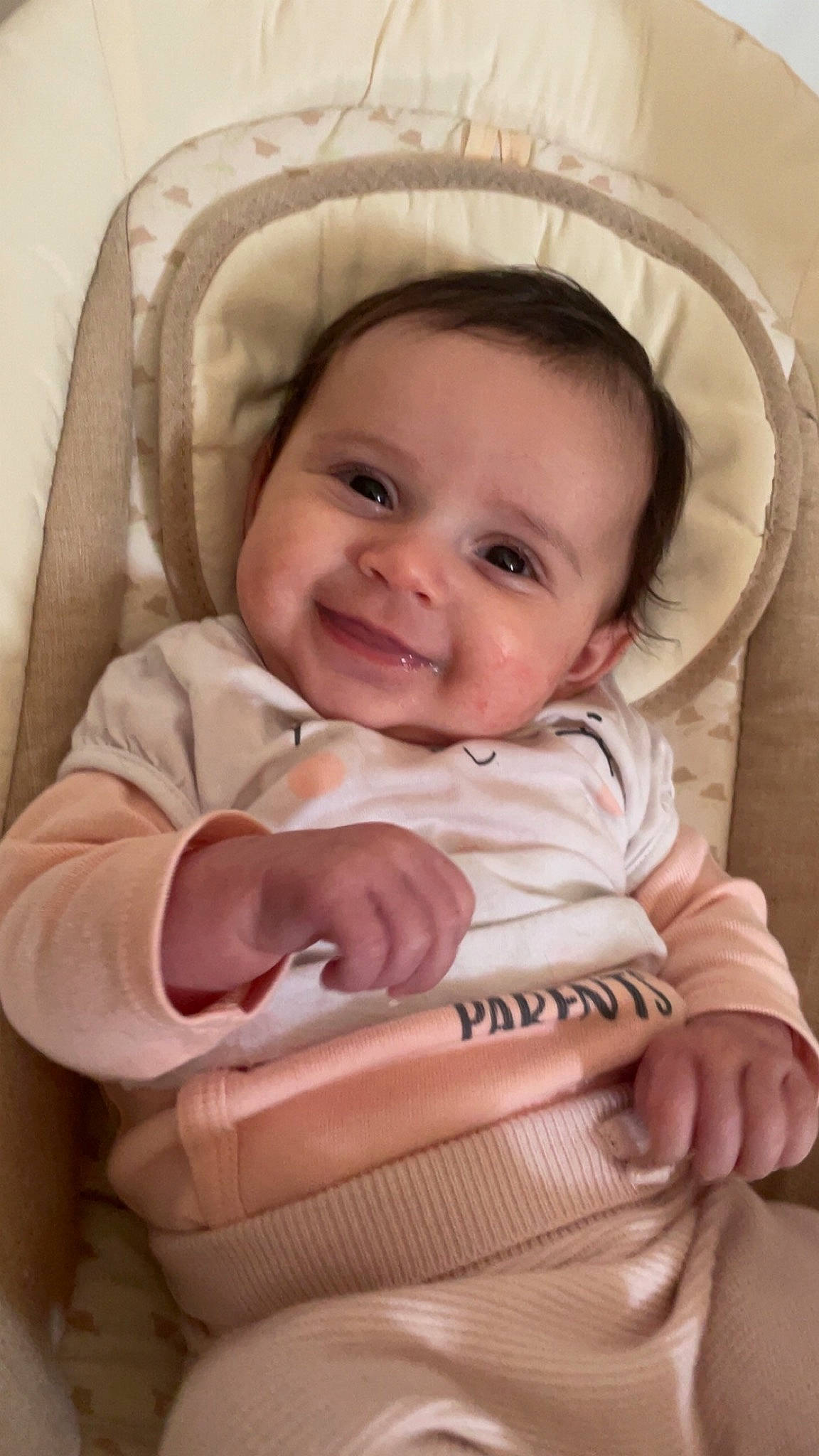 Romy participe au concours pour gagner de l'argent avec cette photo : baby, baby_safety, baby_toddler_clothing, cheek, child, comfort, face, facial_expression, happy, joy, linens, lip, mouth, person, pink, product, skin, sleeve, smile, textile