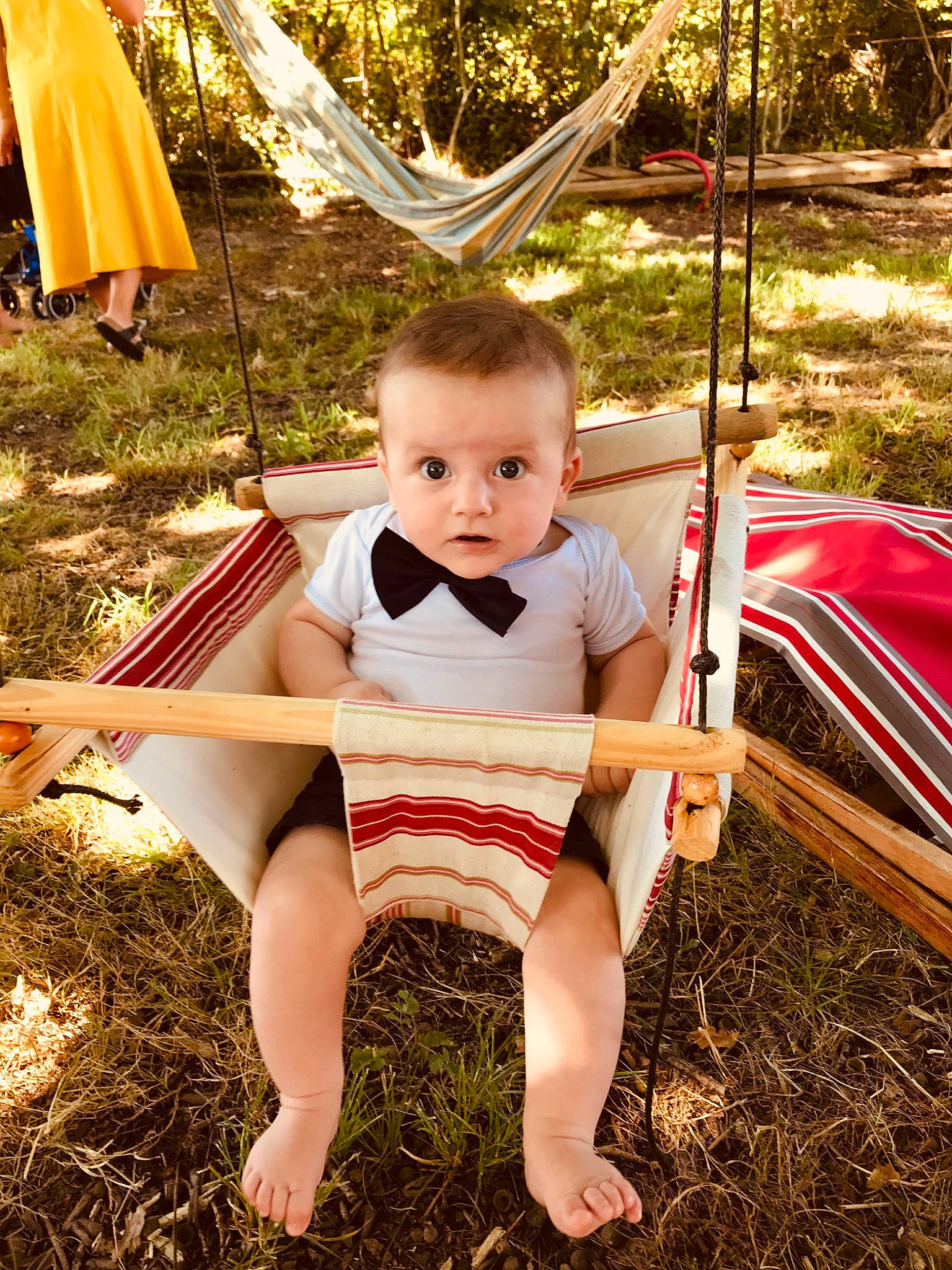 Neil a rejoint le concours — aidez-le/la à gagner de superbes lots ! baby, child, fun, grass, hammock, happy, leaf, leg, outdoor_play_equipment, person, photography, plant, playground, public_space, sitting, smile, spring, summer, swing, toddler