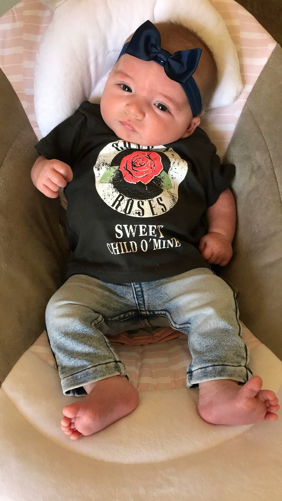 Elya a rejoint le concours — aidez-le/la à gagner de superbes lots ! baby, baby_toddler_clothing, cap, cheek, chin, comfort, cool, finger, headwear, human_body, human_leg, knee, leg, mouth, person, pink, shorts, sleeve, t_shirt, textile