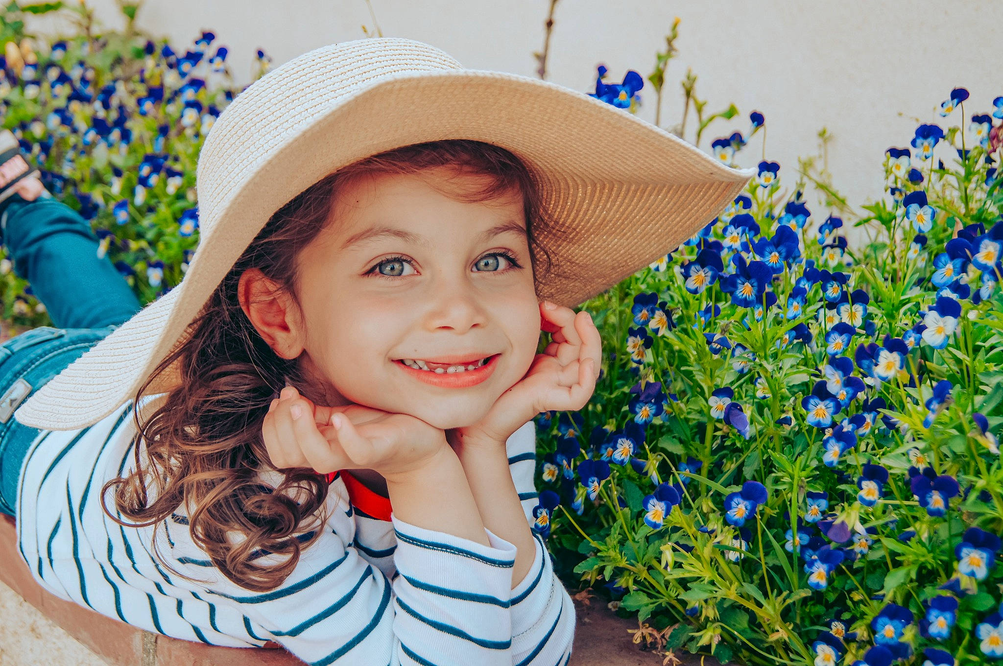 Sarah a rejoint le concours — aidez-le/la à gagner de superbes lots ! child, electric_blue, eye, fashion_accessory, flash_photography, flower, flowering_plant, fun, grass, happy, hat, headgear, headwear, joy, leisure, lip, people_in_nature, person, plant, smile