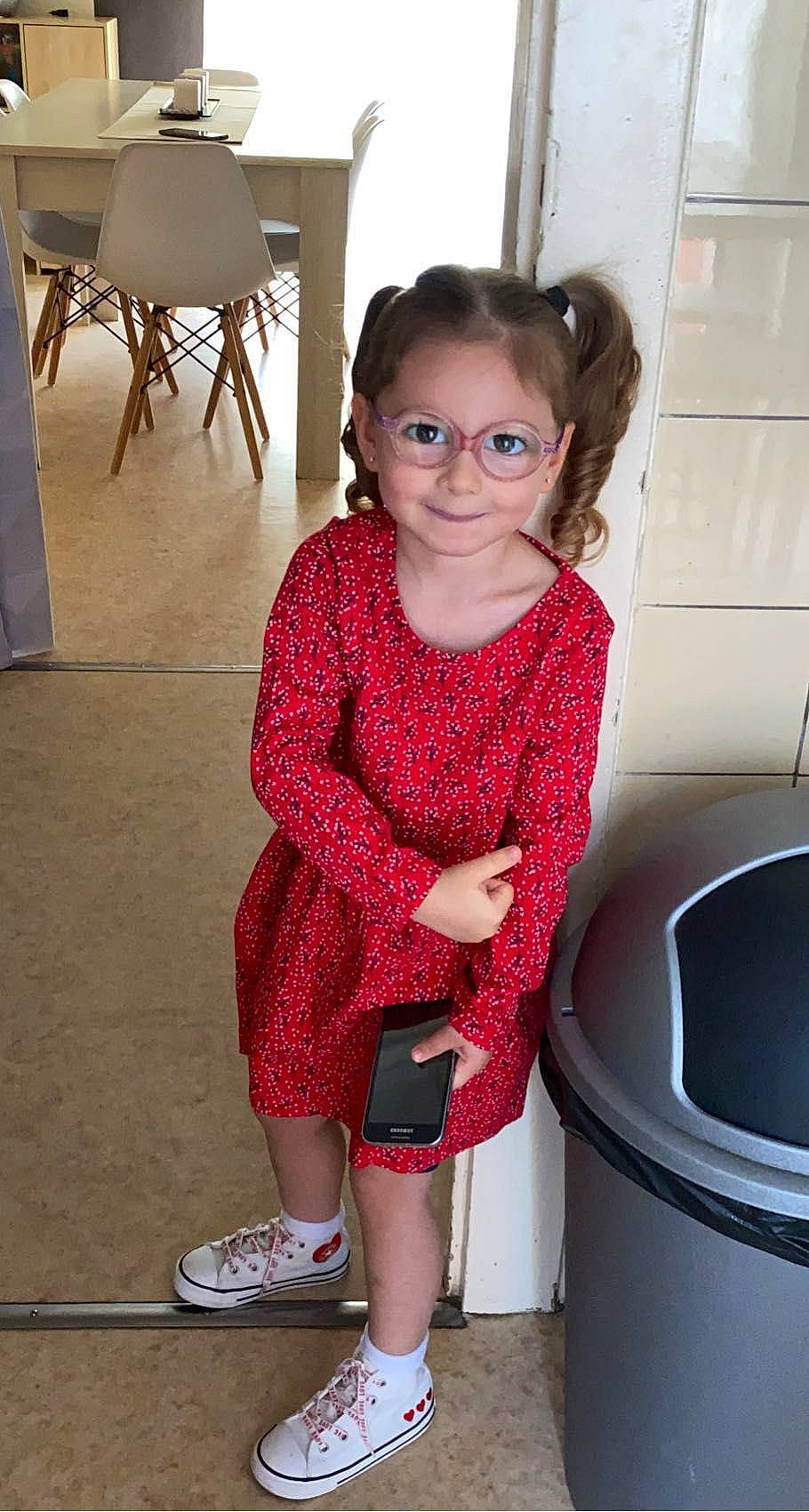 Théa a rejoint le concours — aidez-le/la à gagner de superbes lots ! baby_toddler_clothing, eyewear, glasses, goggles, hair, happy, joy, knee, leg, person, shoe, shorts, sleeve, smile, sunglasses, thigh, toddler, vision_care, waist, waste_container